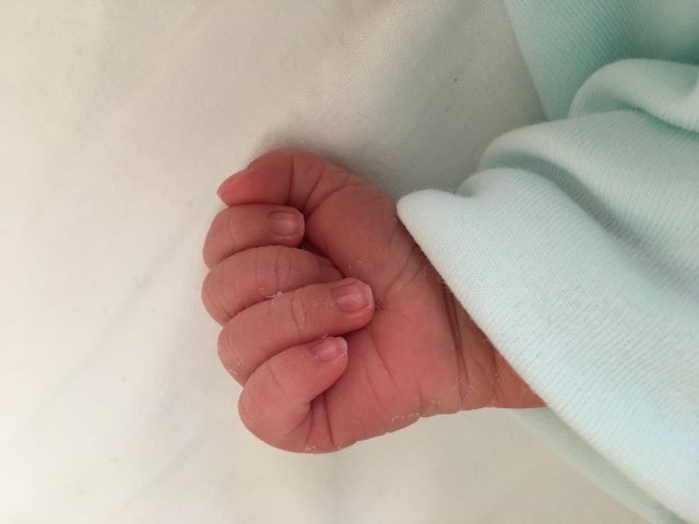 赤ちゃんの手