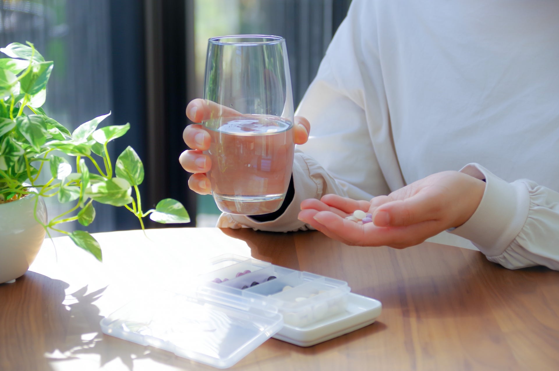 サプリメントを飲む女性