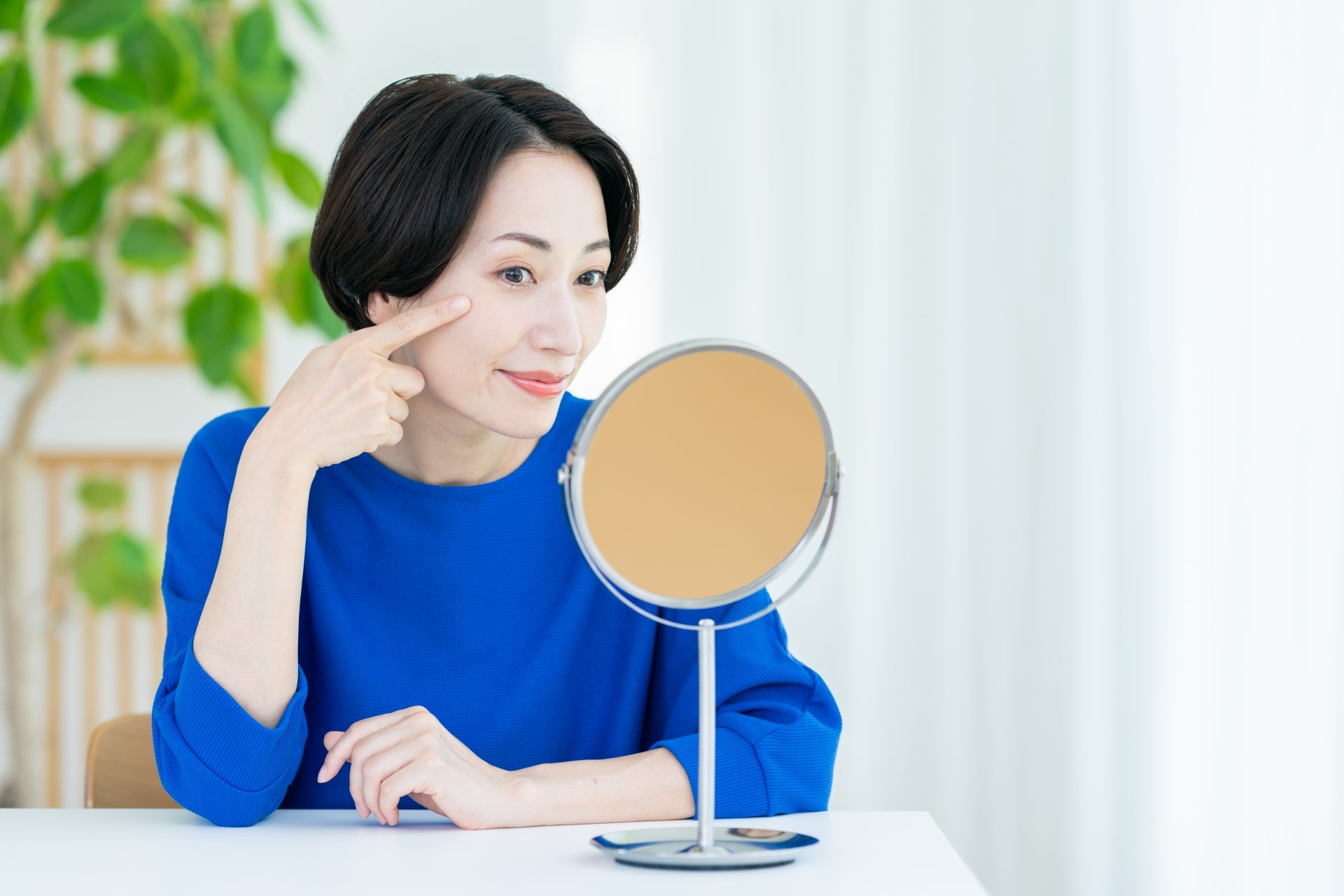 鏡で目を確認する女性