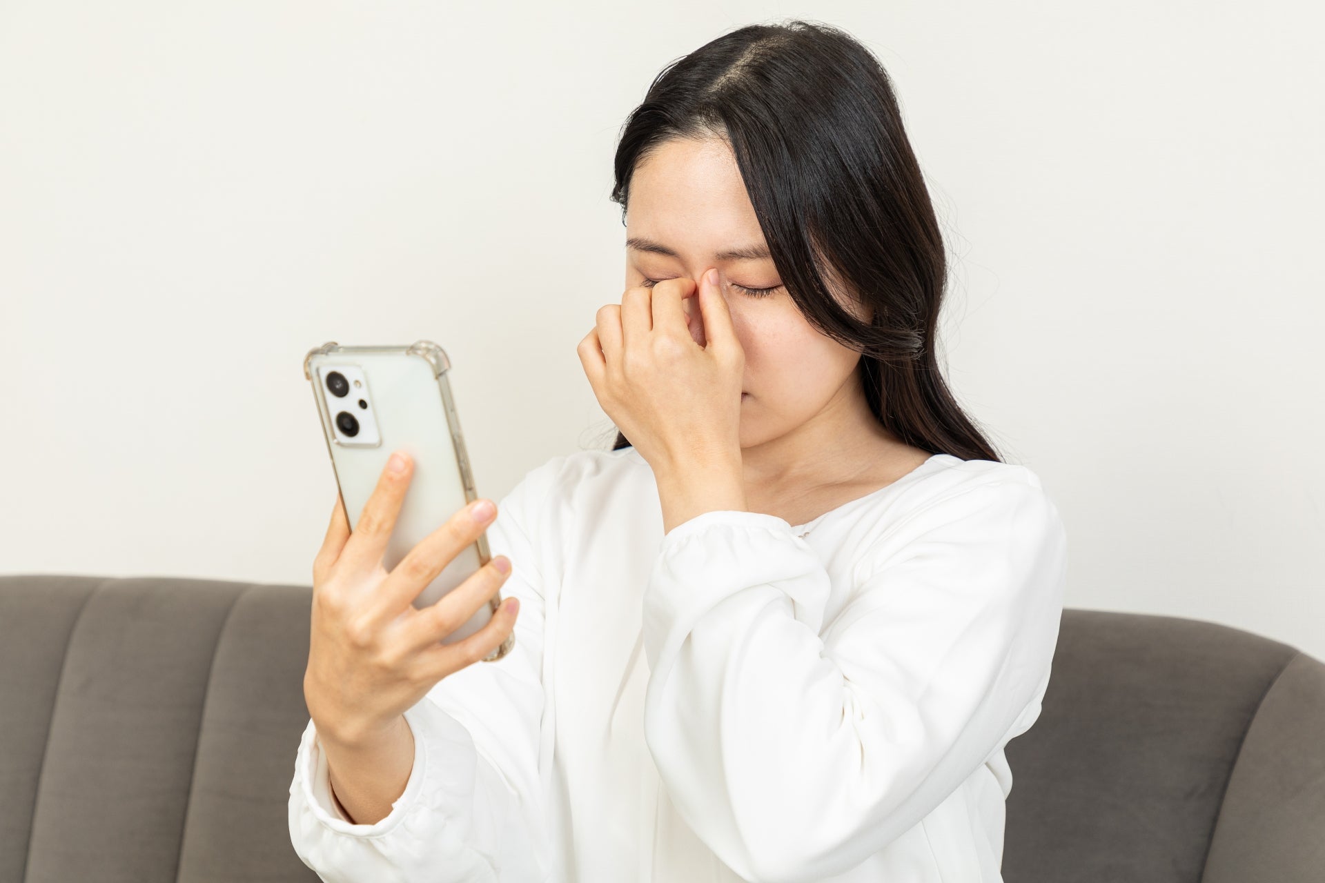 目の疲れを感じている女性