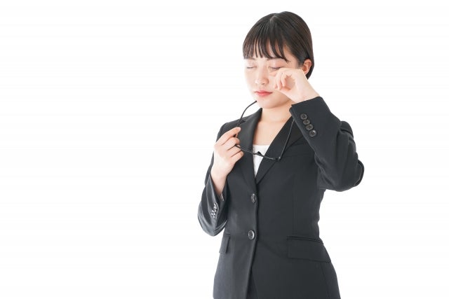 目の乾燥に悩まされる原因とは？自分でできる予防対策を解説！