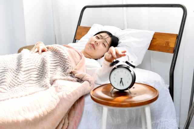 目の乾燥に悩まされる原因とは？自分でできる予防対策を解説！