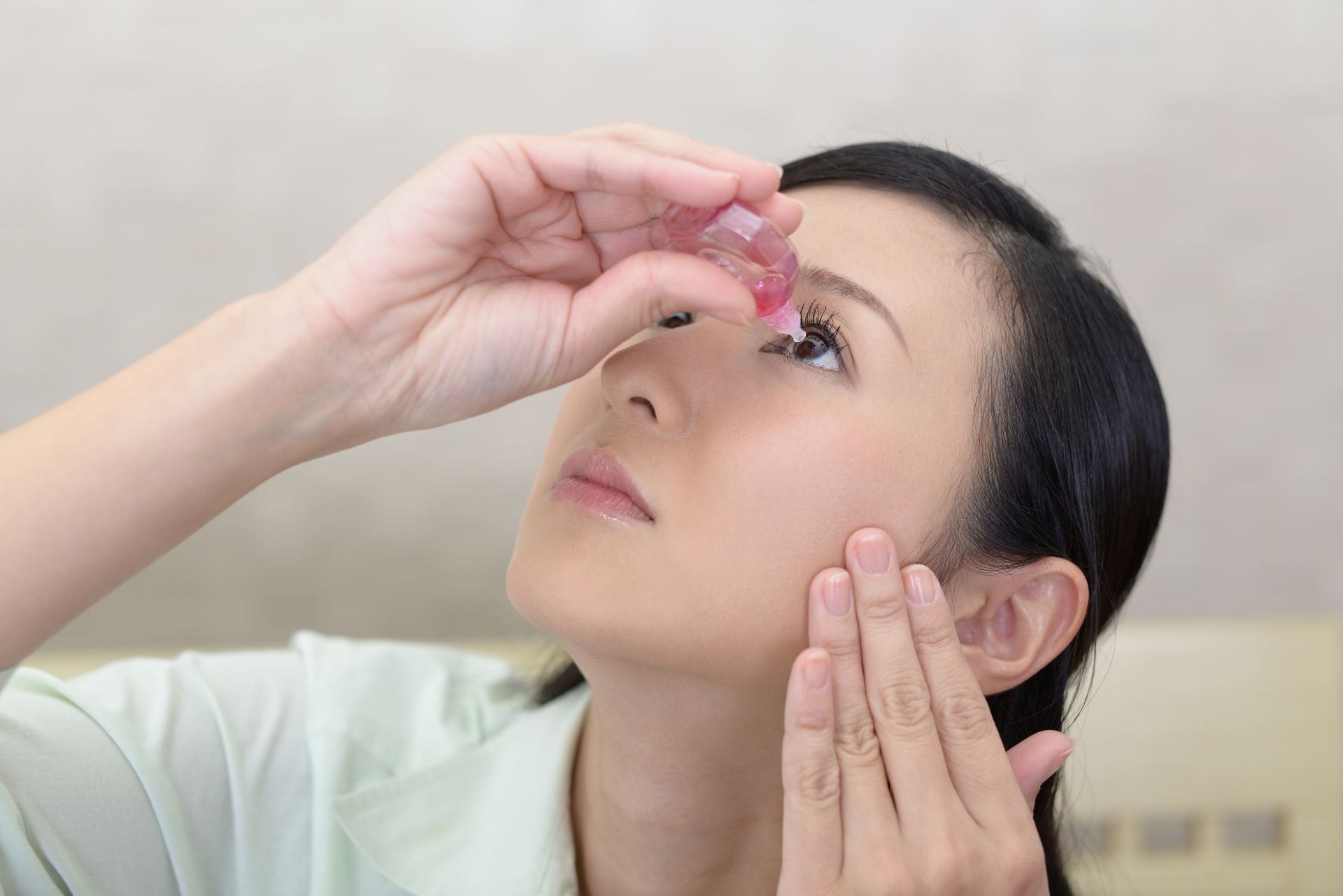 定期的に目薬をさす
