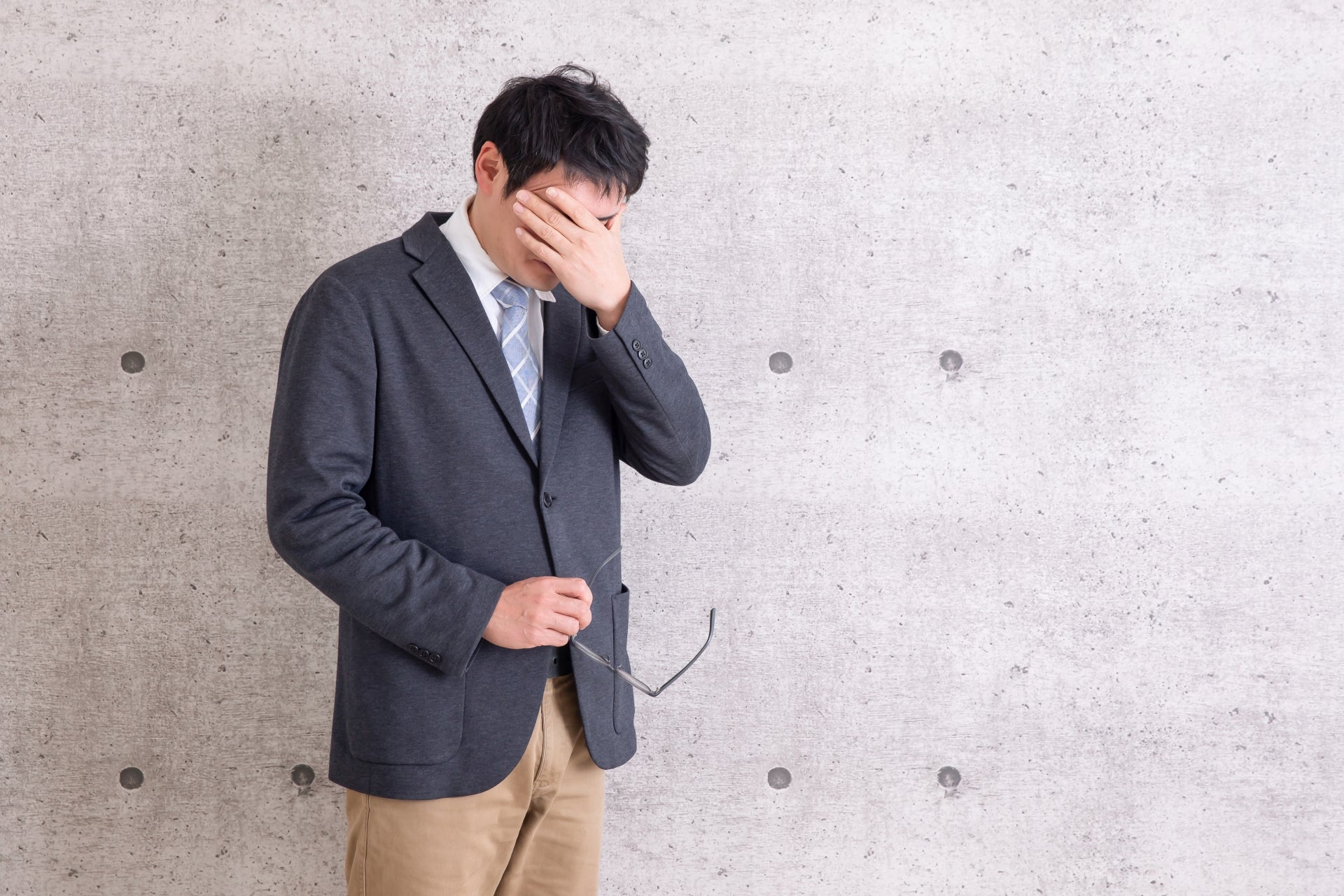 目の不調に悩む男性