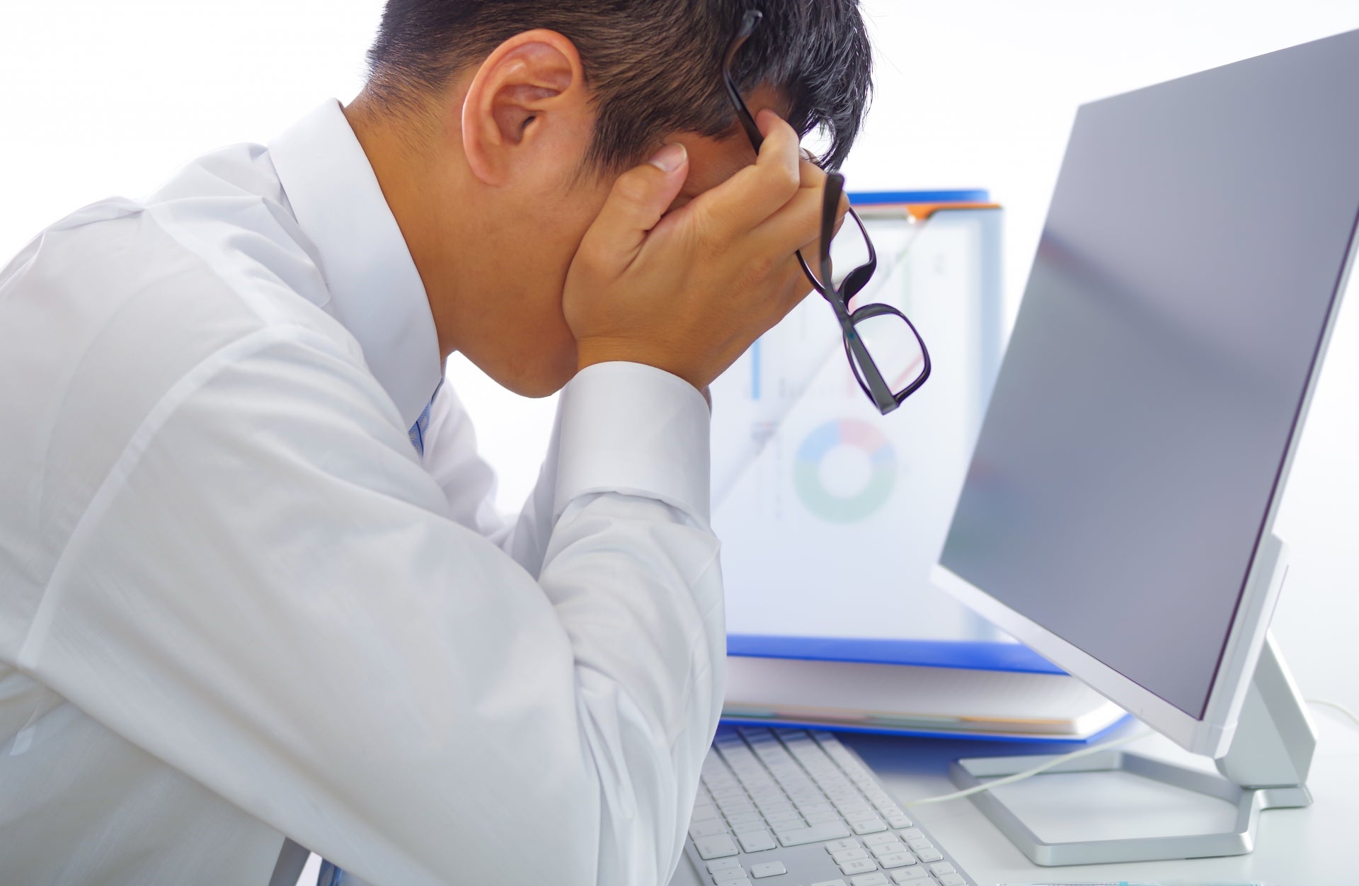 眼精疲労では、かすみやちらつきなど直接的な目の症状だけでなく、以下のような症状を併発する場合があります。