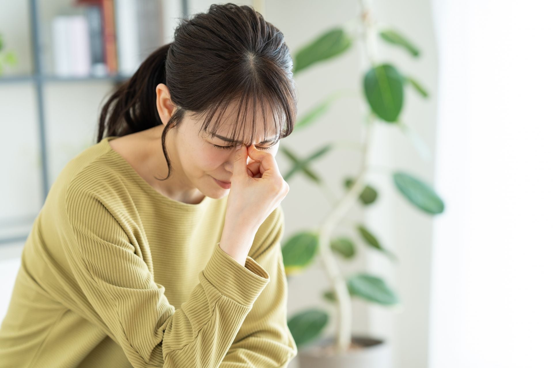 目の不調を訴える女性