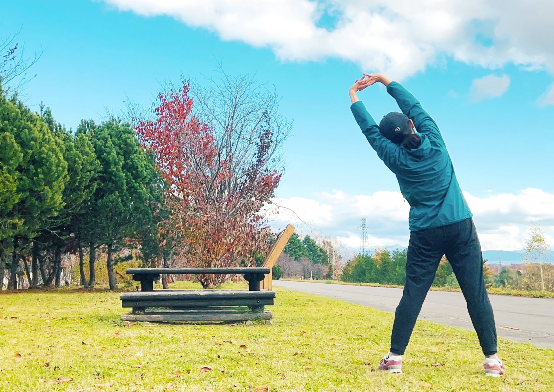 公園で運動をする女性