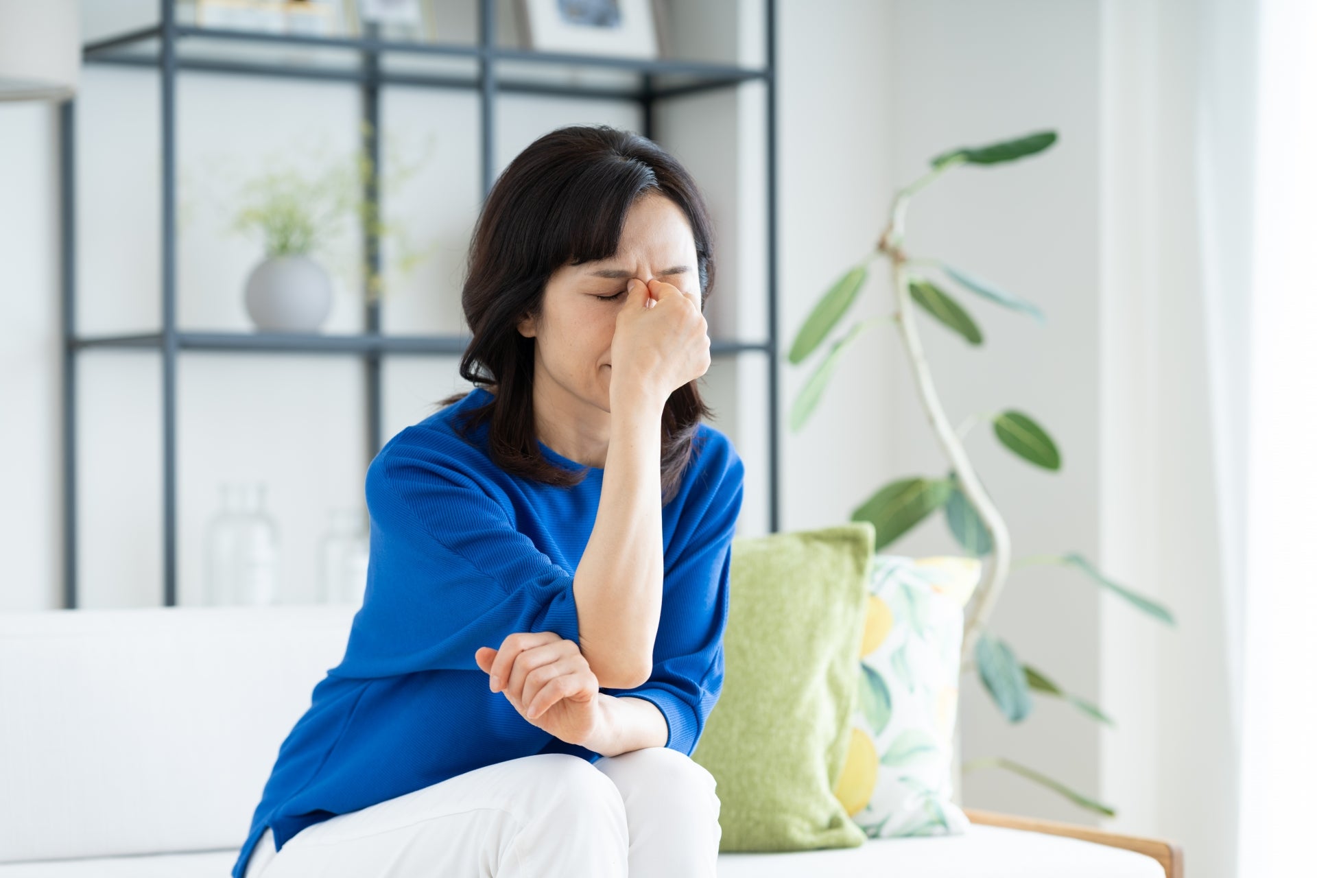 眼精疲労で悩む女性
