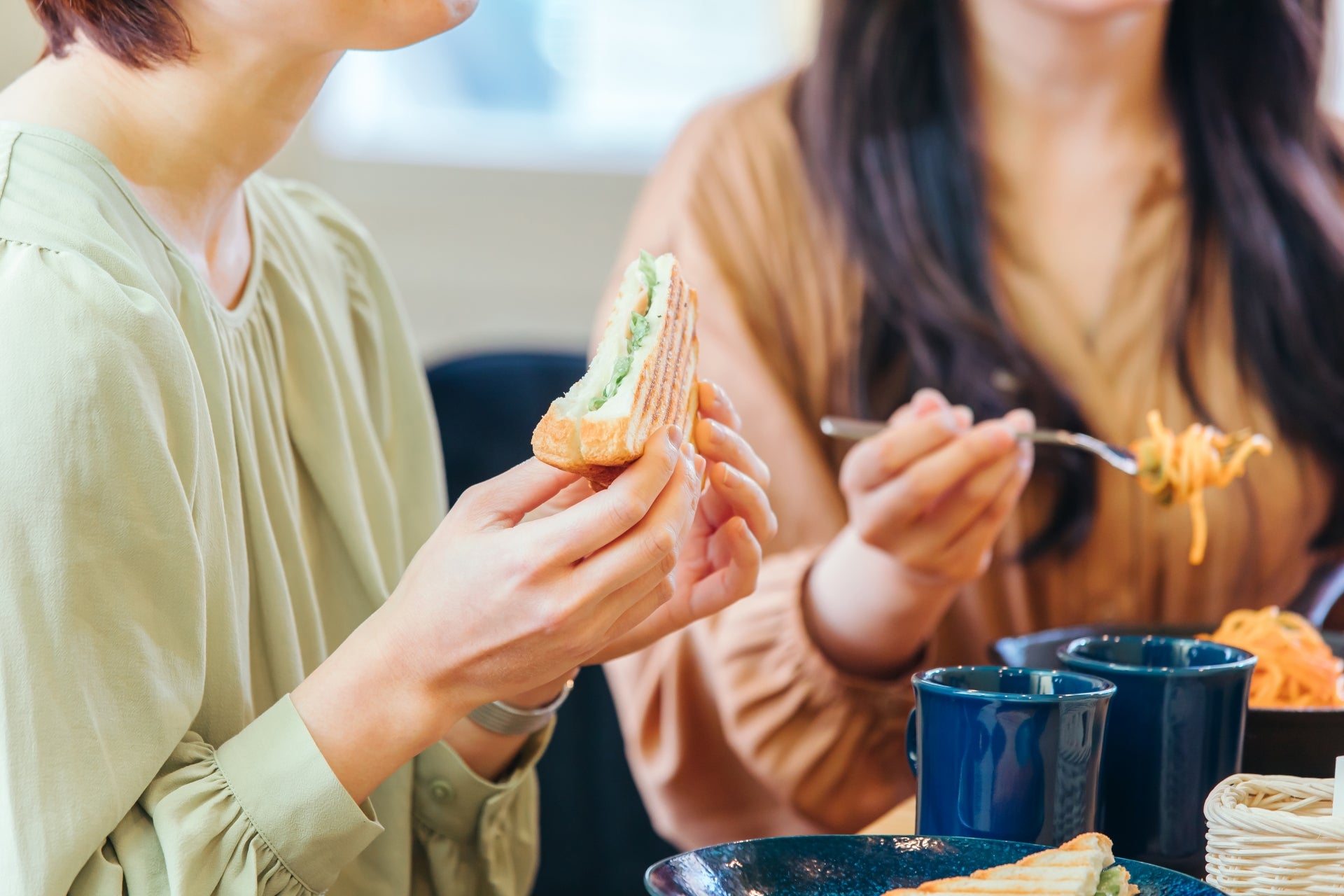 食事中の2人の女性