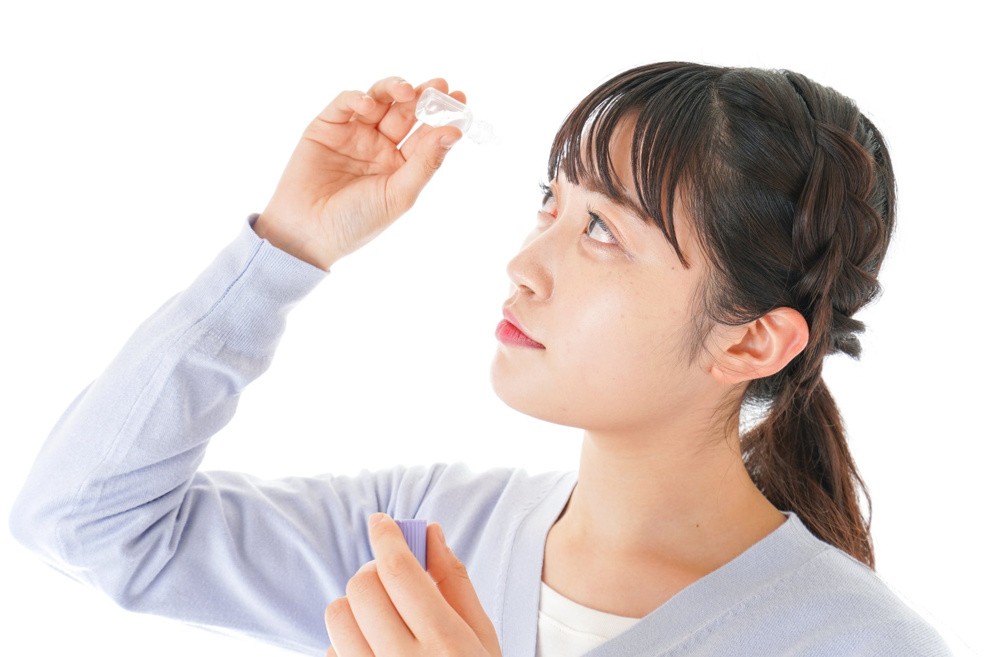 目薬を差そうとしている女性