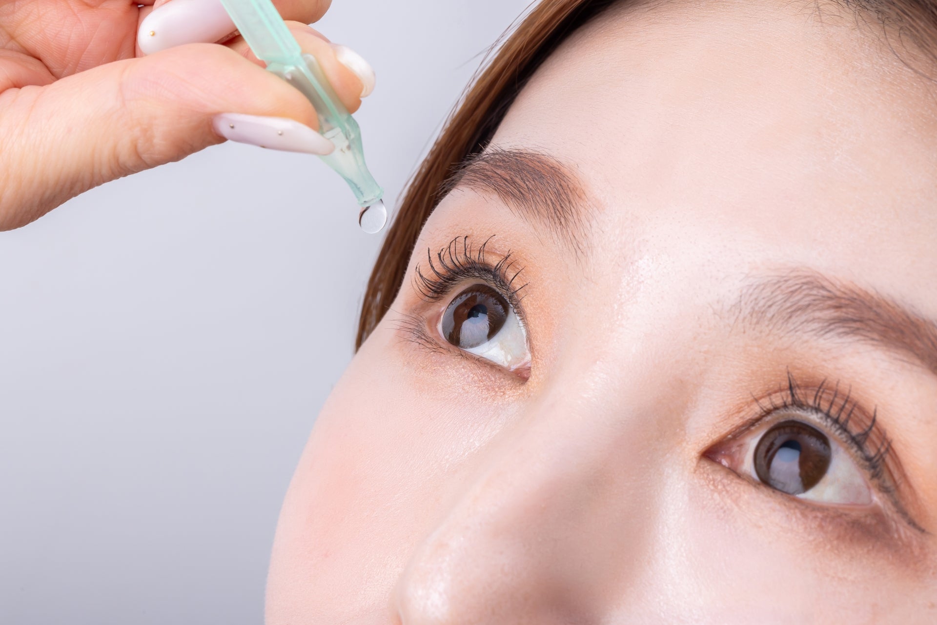 目薬を差す女性