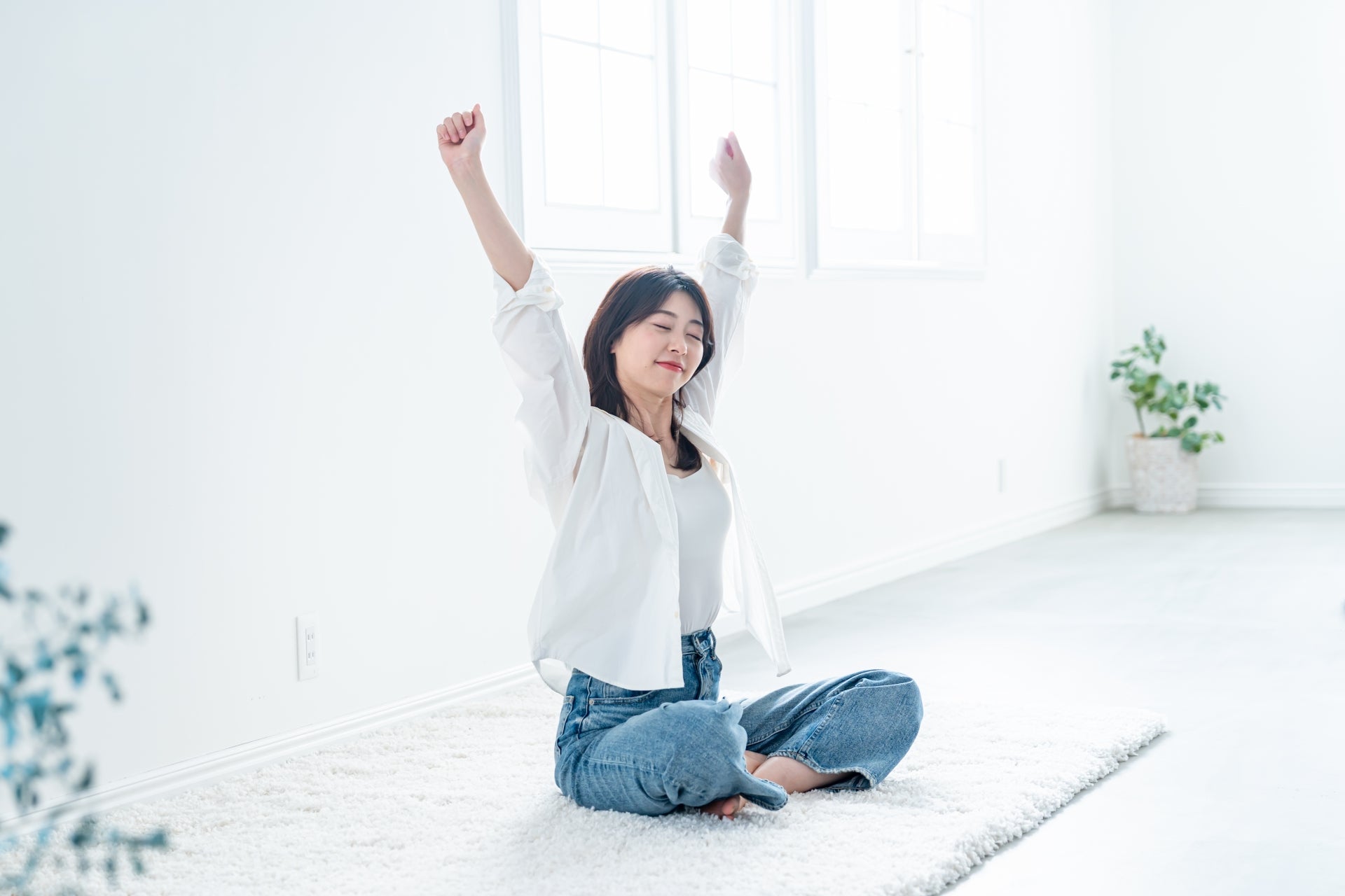 背伸びをしている女性
