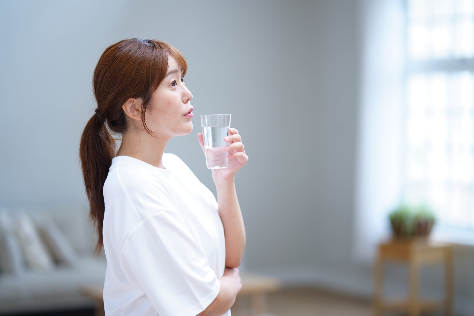 水を飲む女性