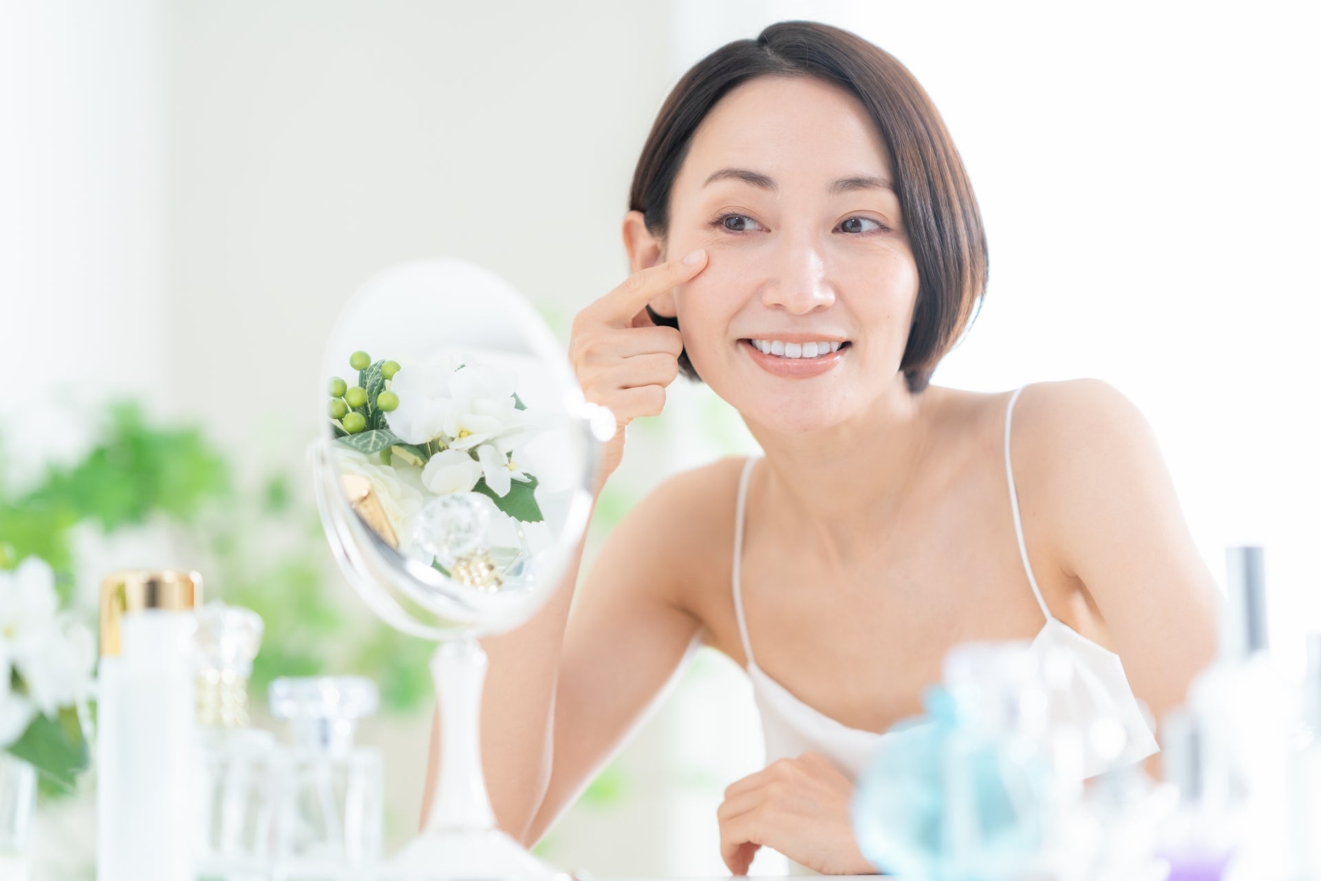 鏡で目を見る女性