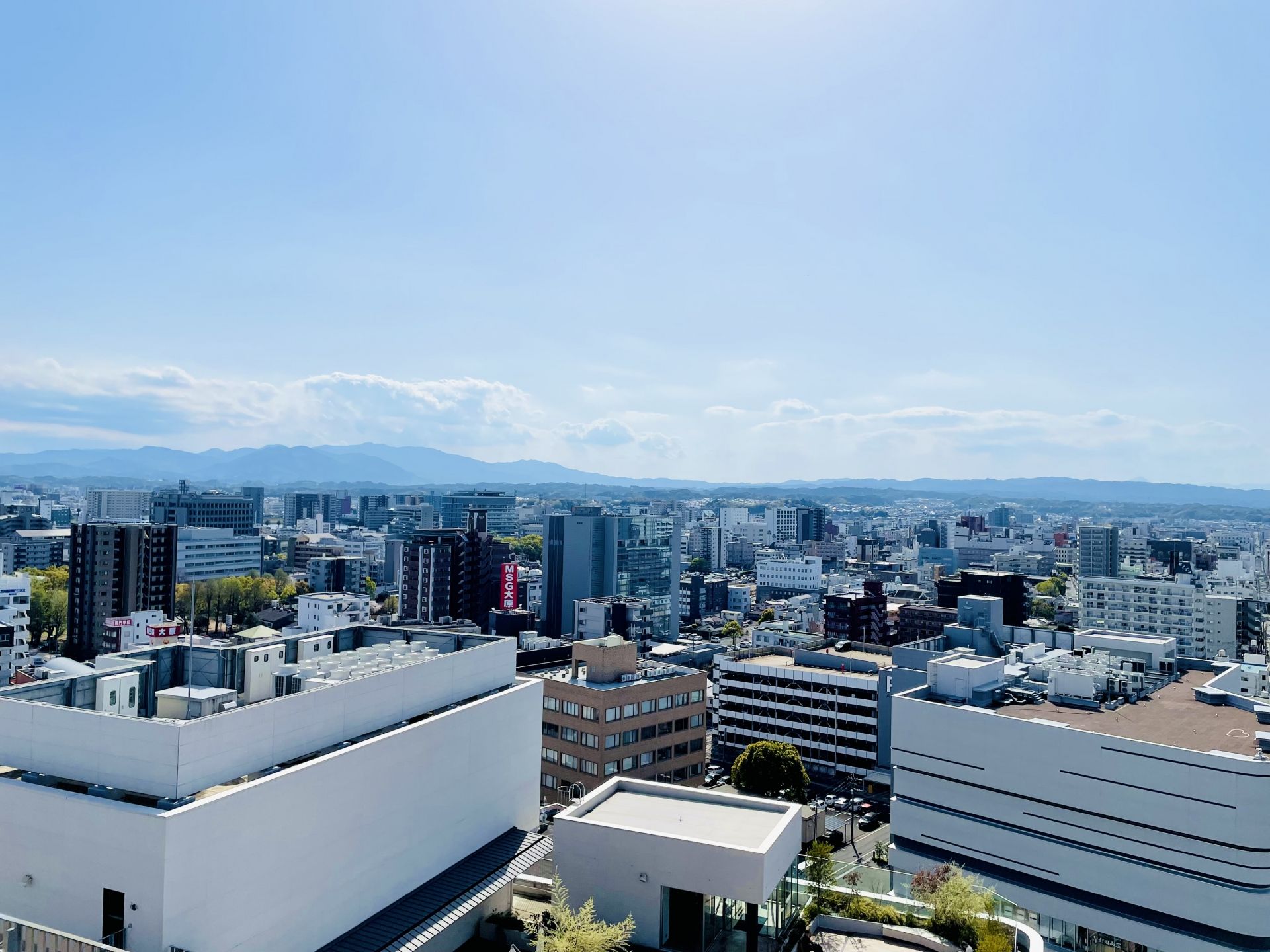 遠くの景色と近くを交互に見る