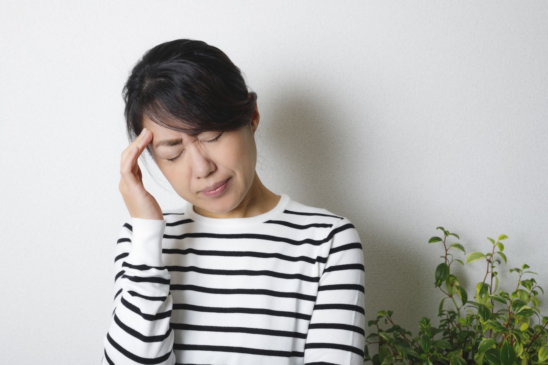 片側がズキズキする頭痛・光音過敏：片頭痛