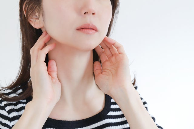 首こりの原因・対処法を解説！【デスクワークでツラい人必見】首こりの原因・対処法を解説！【デスクワークでツラい人必見】