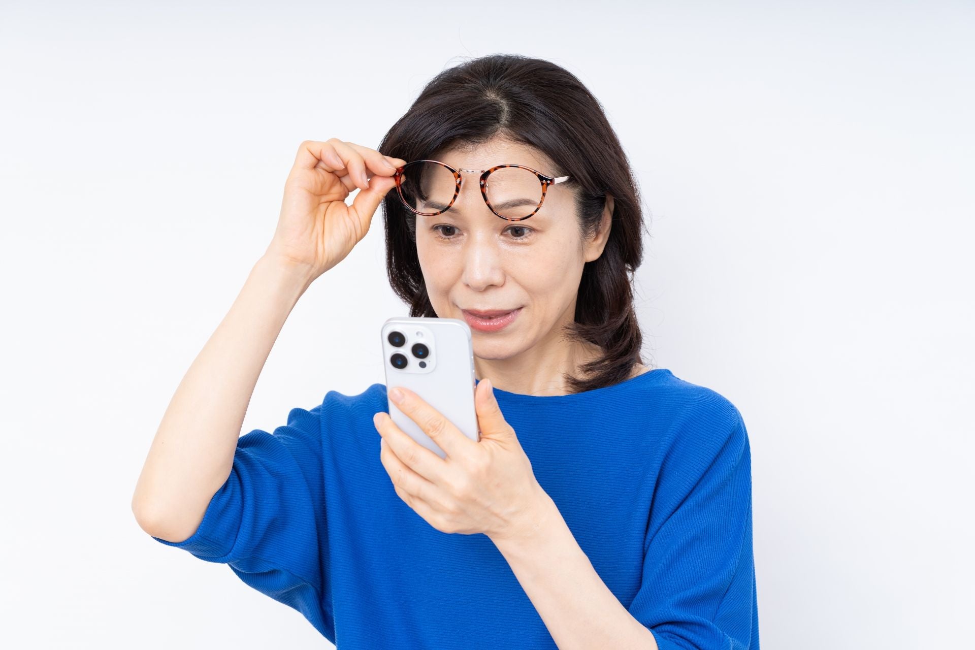 「新聞やスマホが見えにくい」は老眼のサイン
