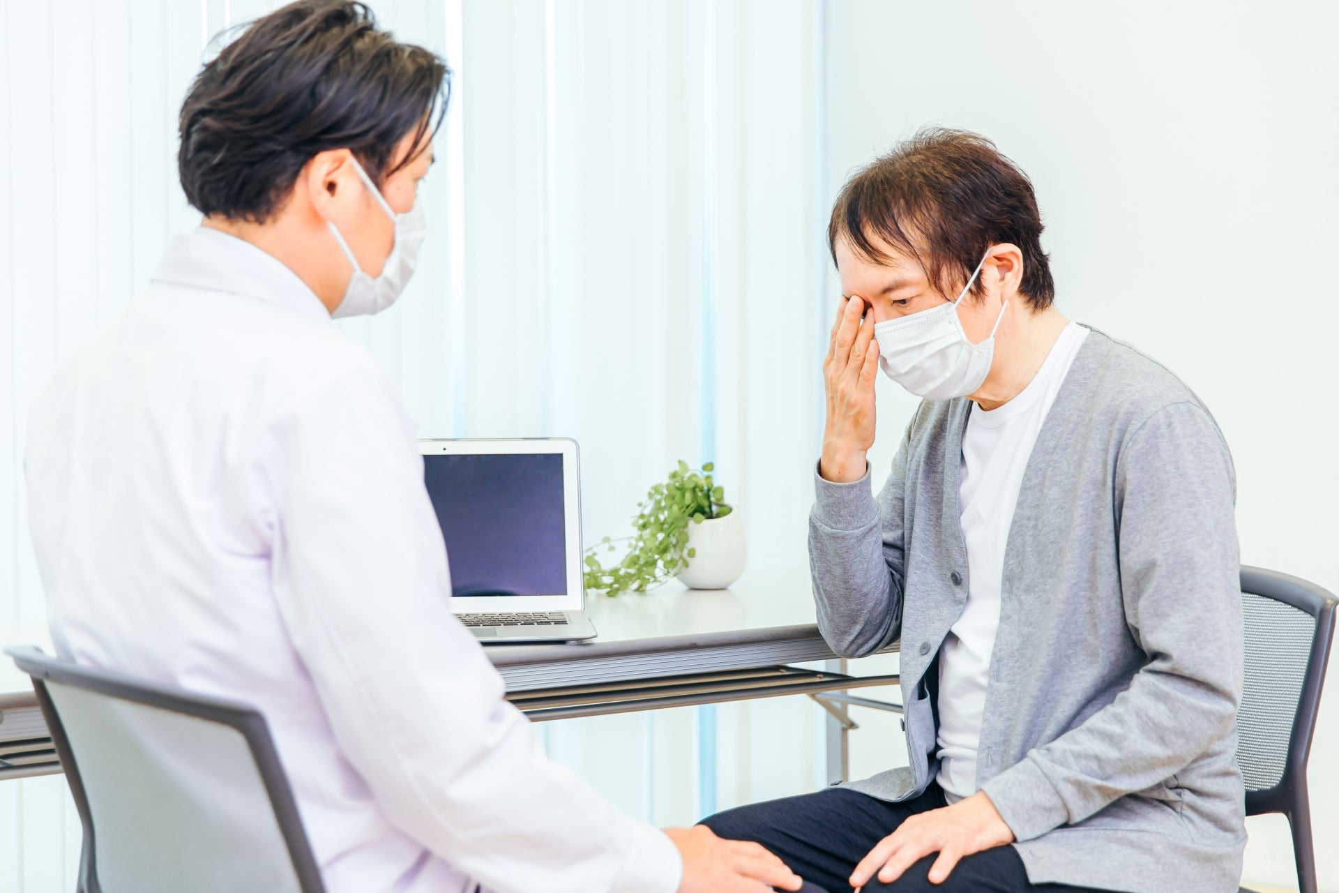 老眼は何歳ごろから？なぜ起こる？