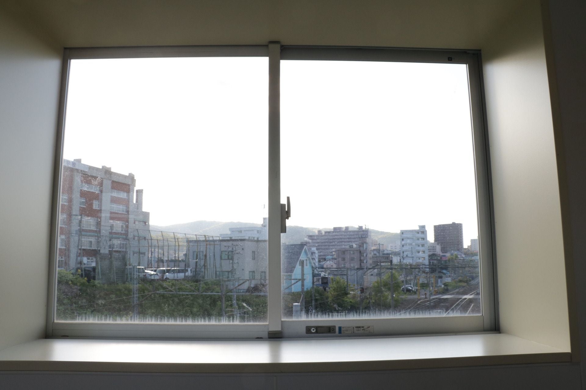 指と遠くの景色を交互に見る