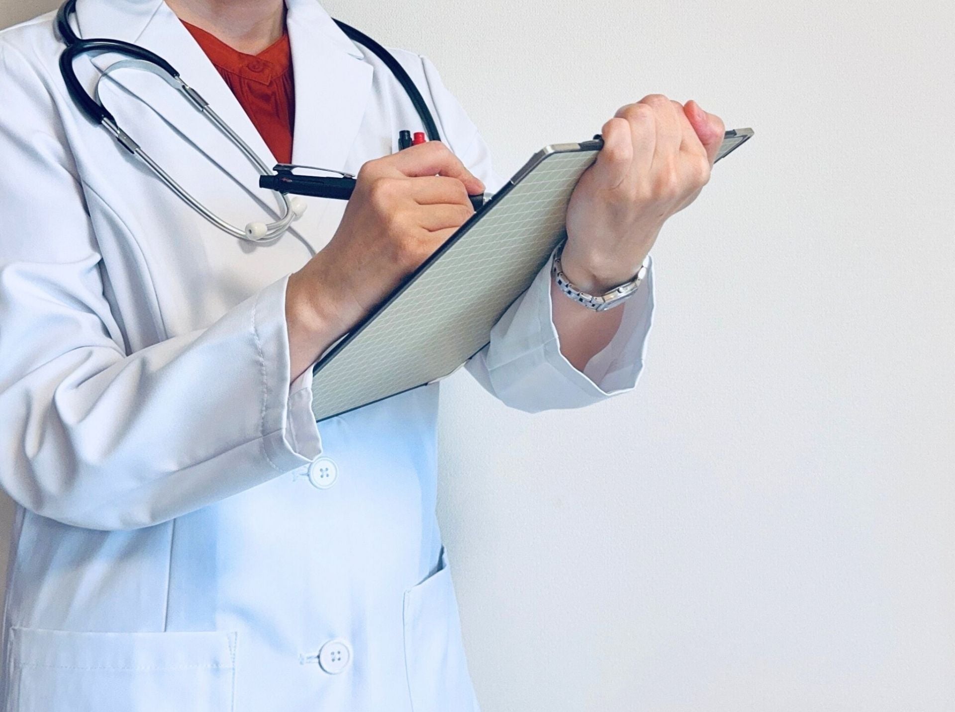 視界がぼやける症状が出たらすぐ病院へ行くべきですか？