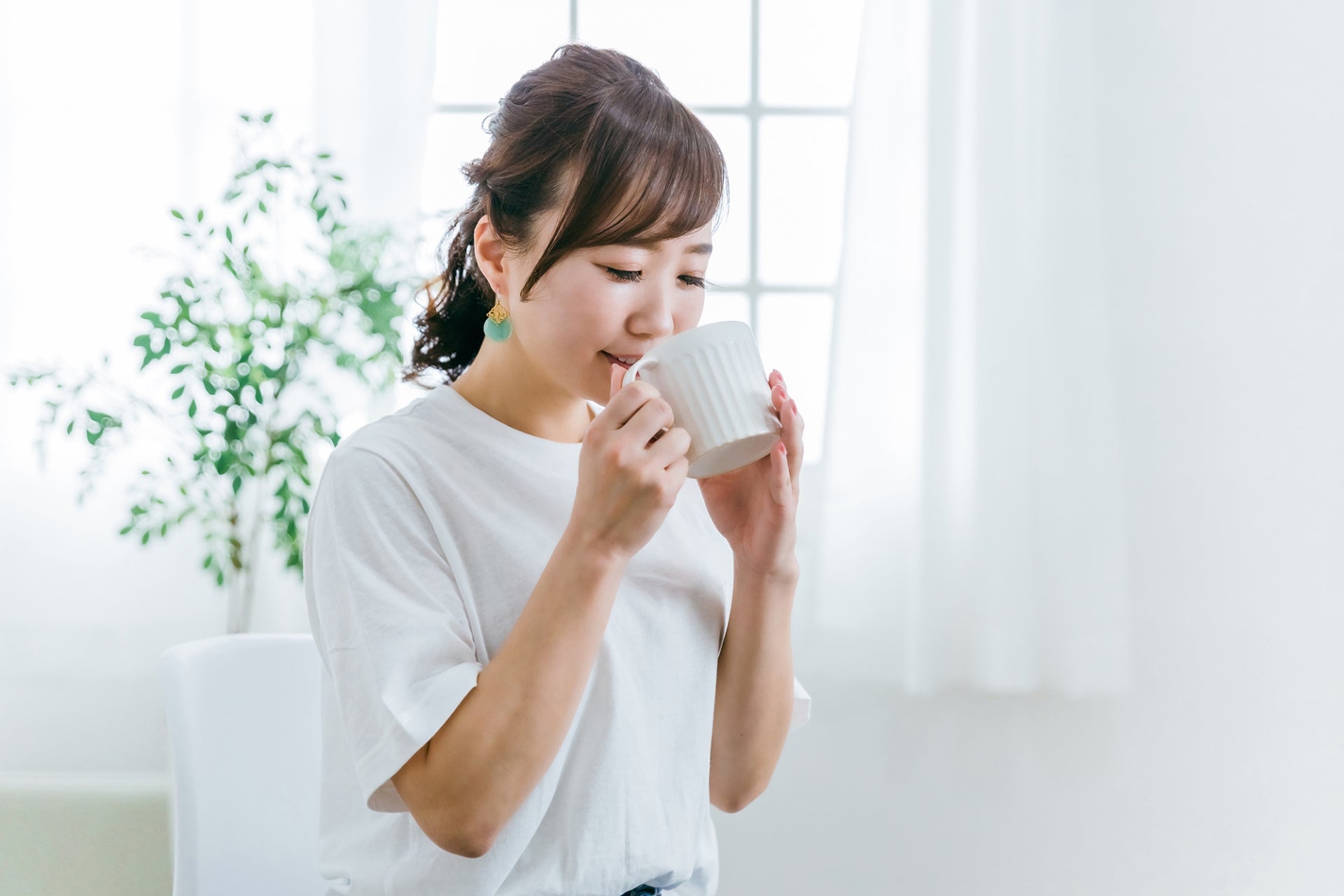 温かい飲み物を飲む女性