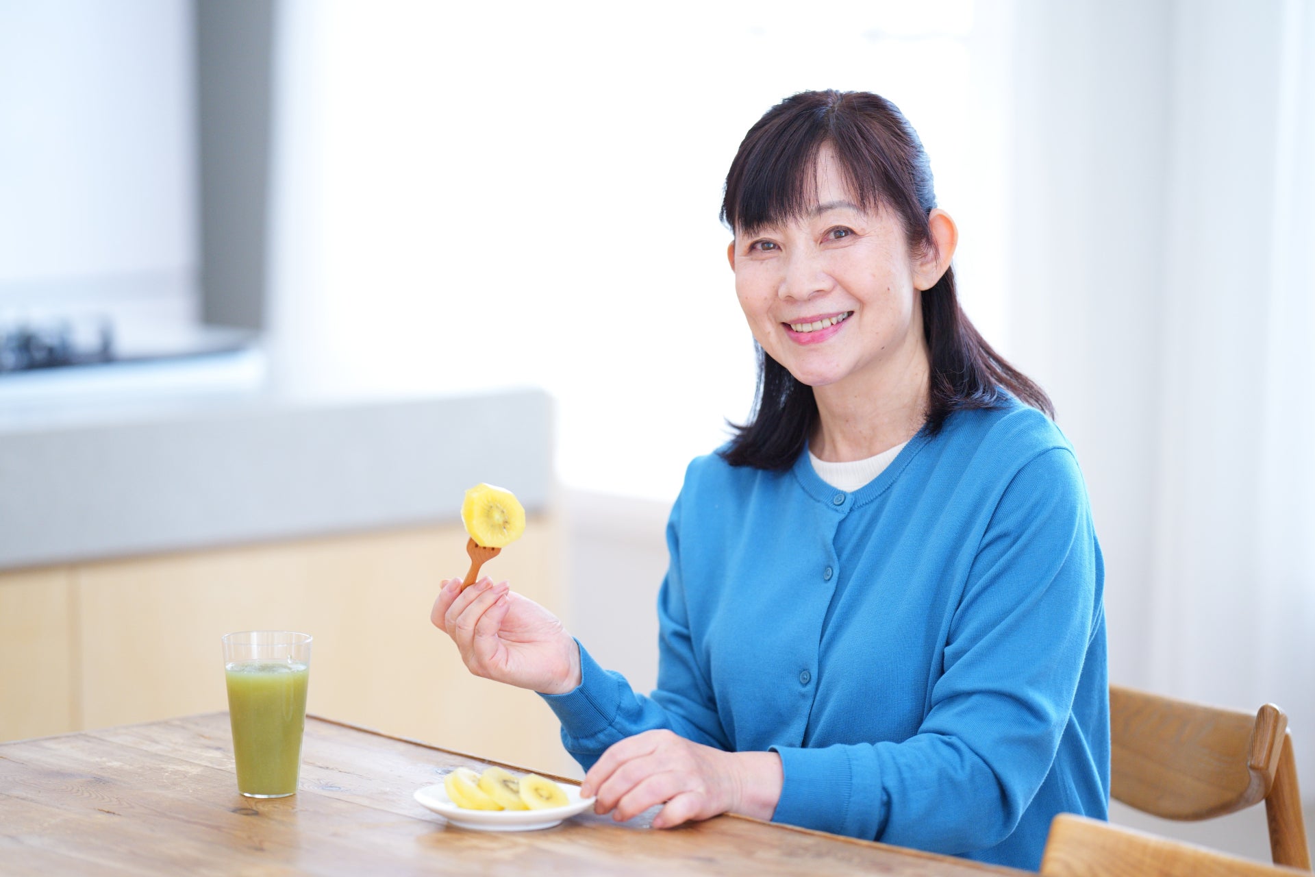 抗酸化作用のあるキウイを食べる女性