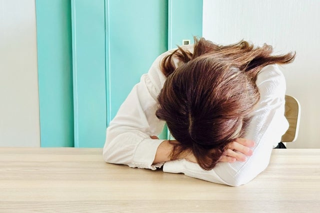 ストレスや睡眠不足が認知症の発症にどう影響するかを説明