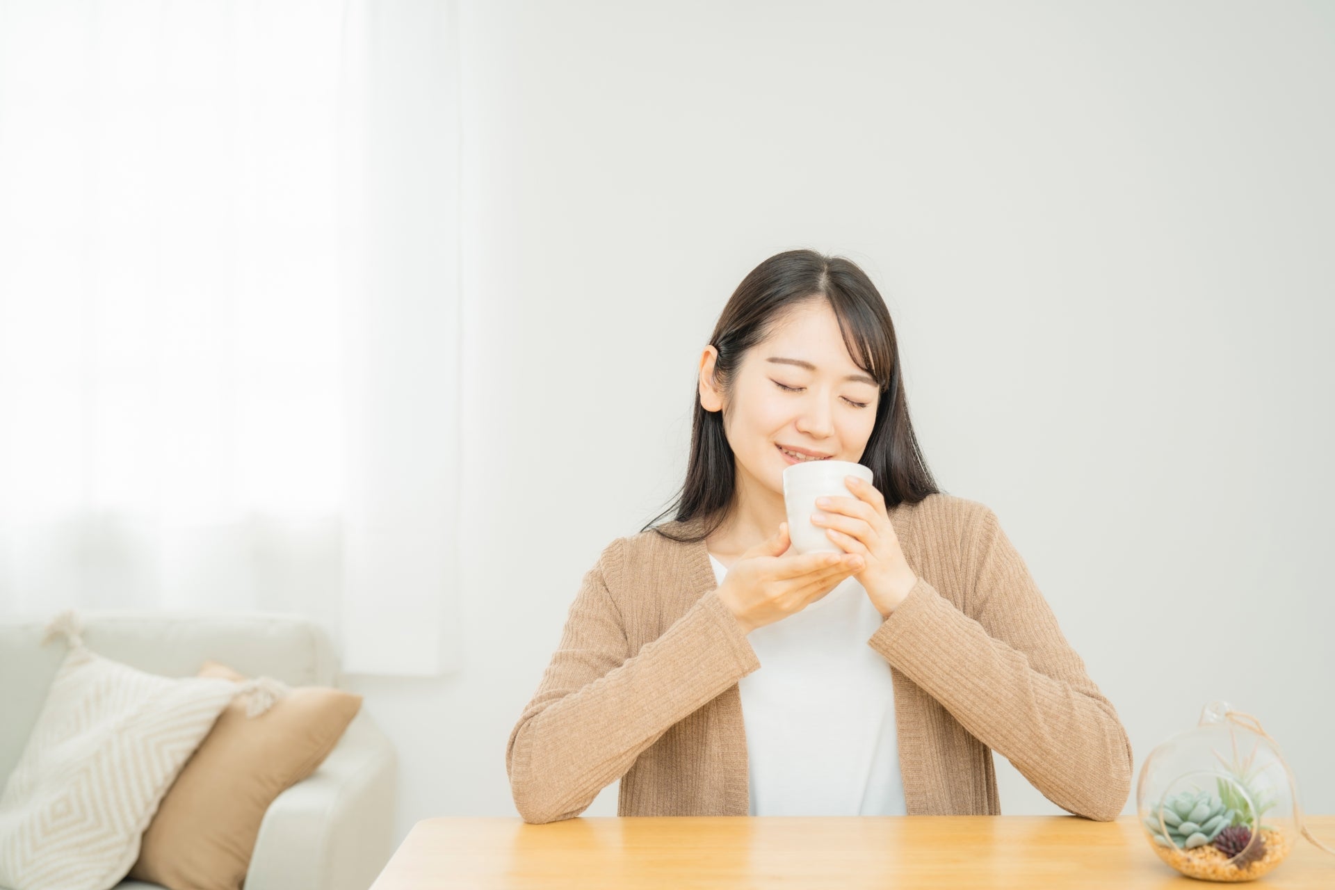 お茶を飲んでホッとしている女性