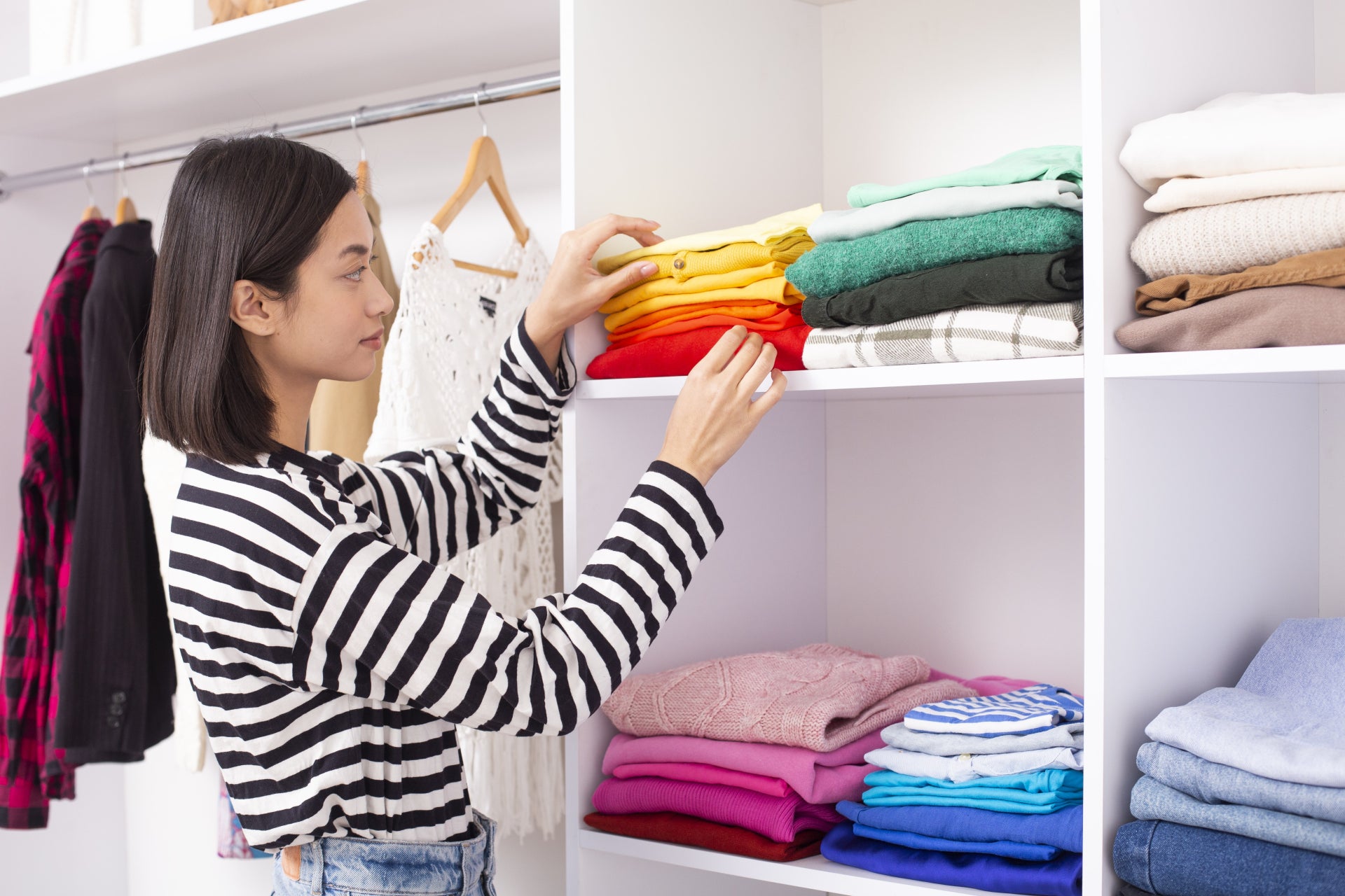 衣服を整理整頓する女性