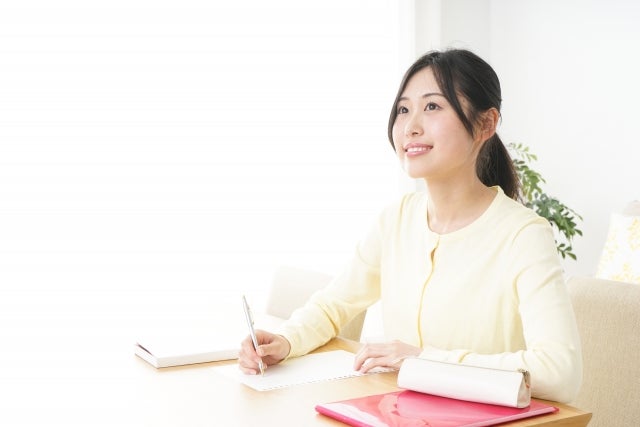 記憶力を上げる方法とは？低下する原因も解説