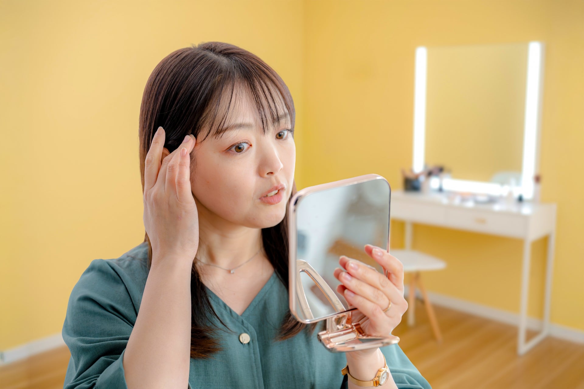 肌と髪をチェックしている女性