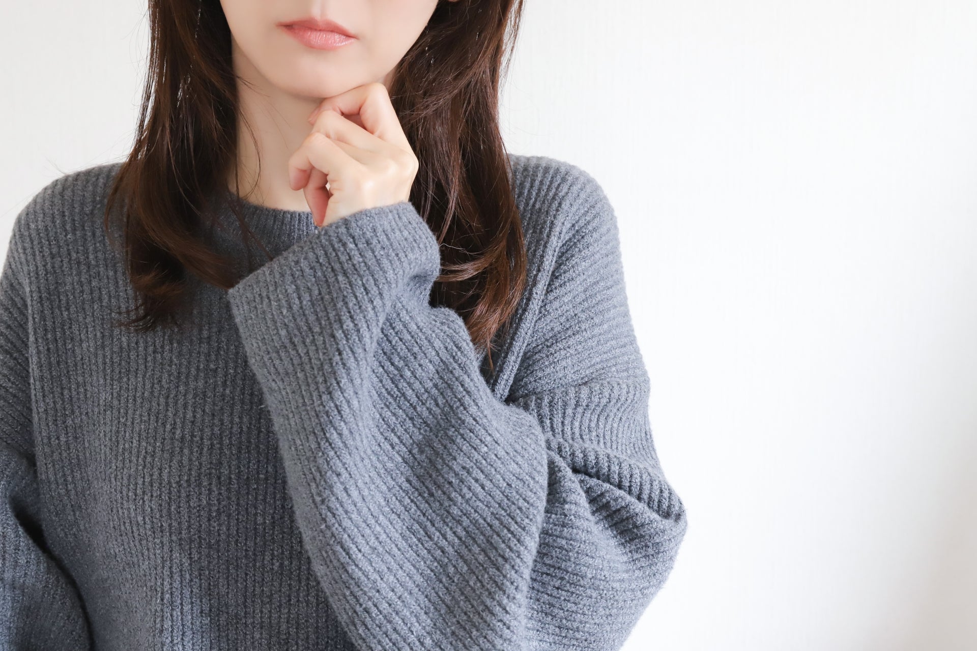 考える女性