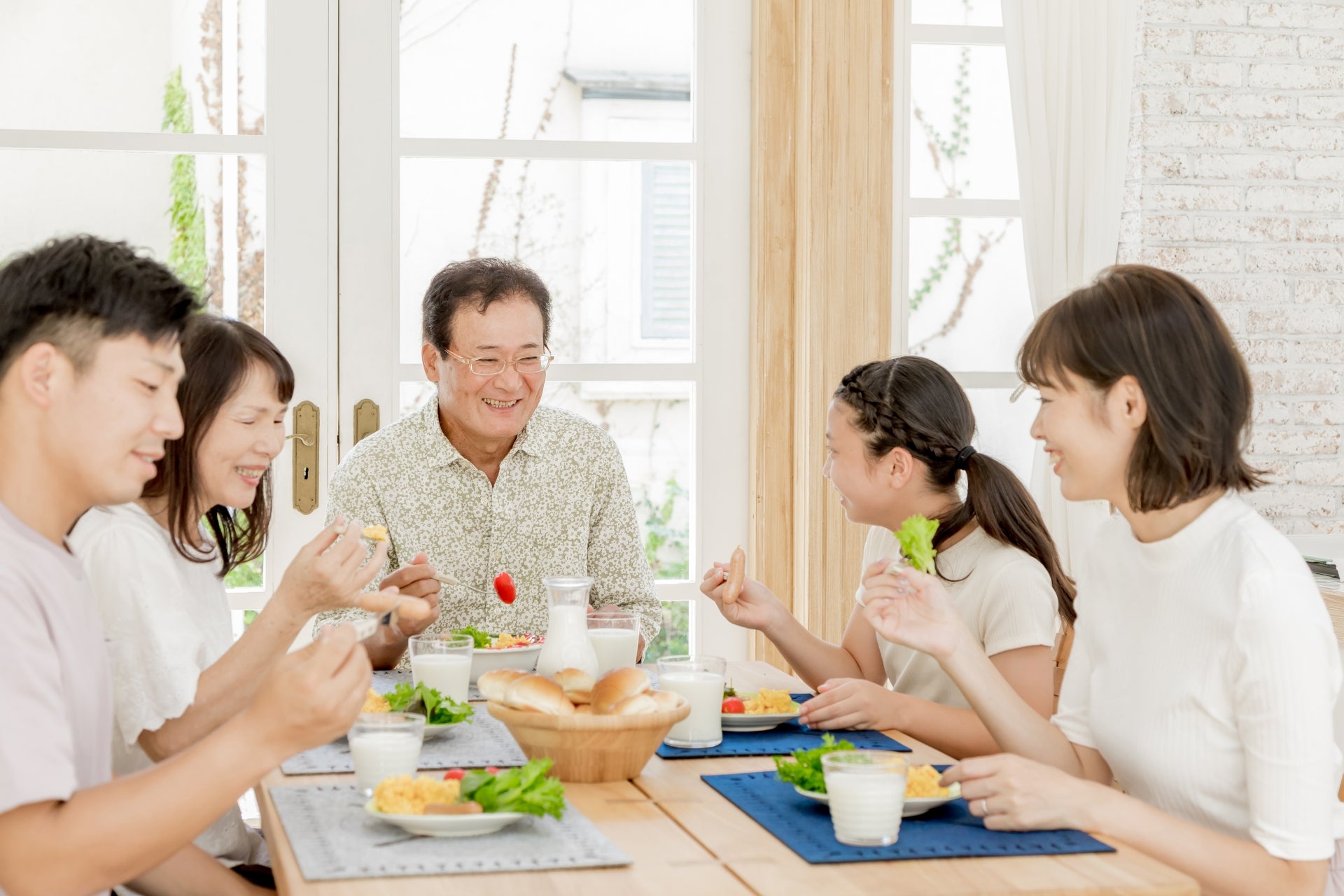 三世代で食事をしている