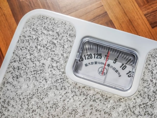 低栄養の状態が続くと体重が減少