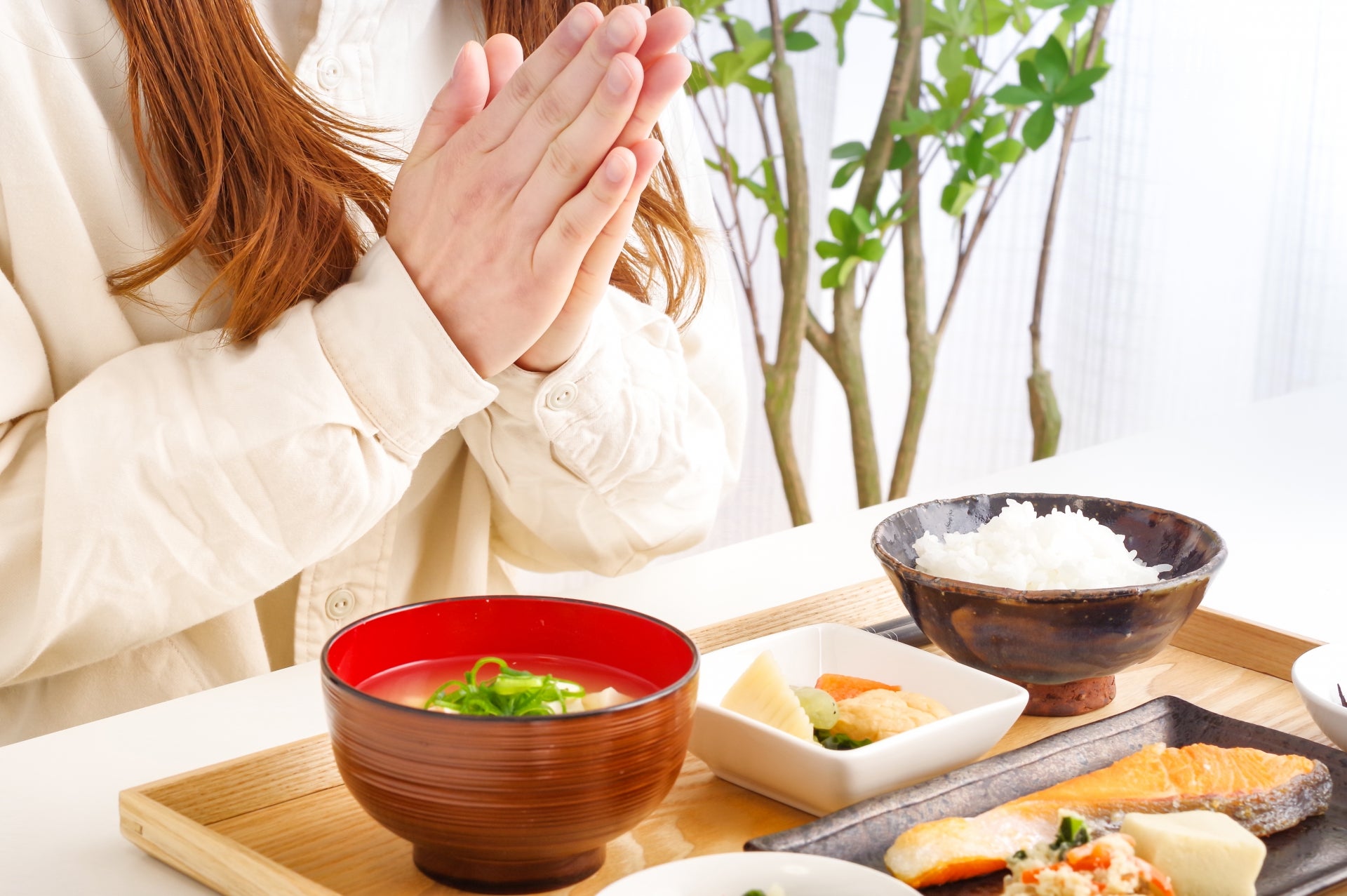 バランスの良い食事をする女性