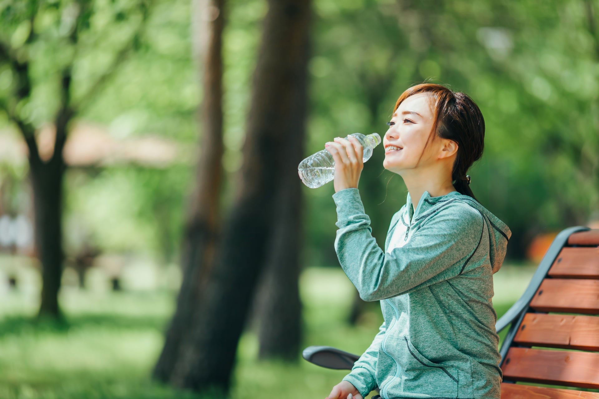 運動中にペットボトルの水を飲む女性