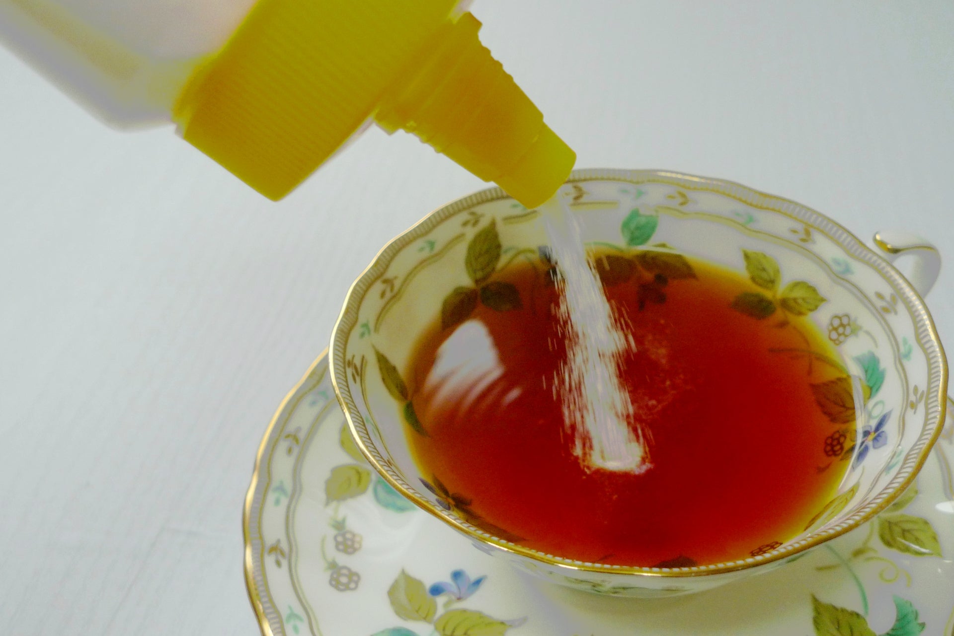 紅茶に難消化デキストリンを入れている
