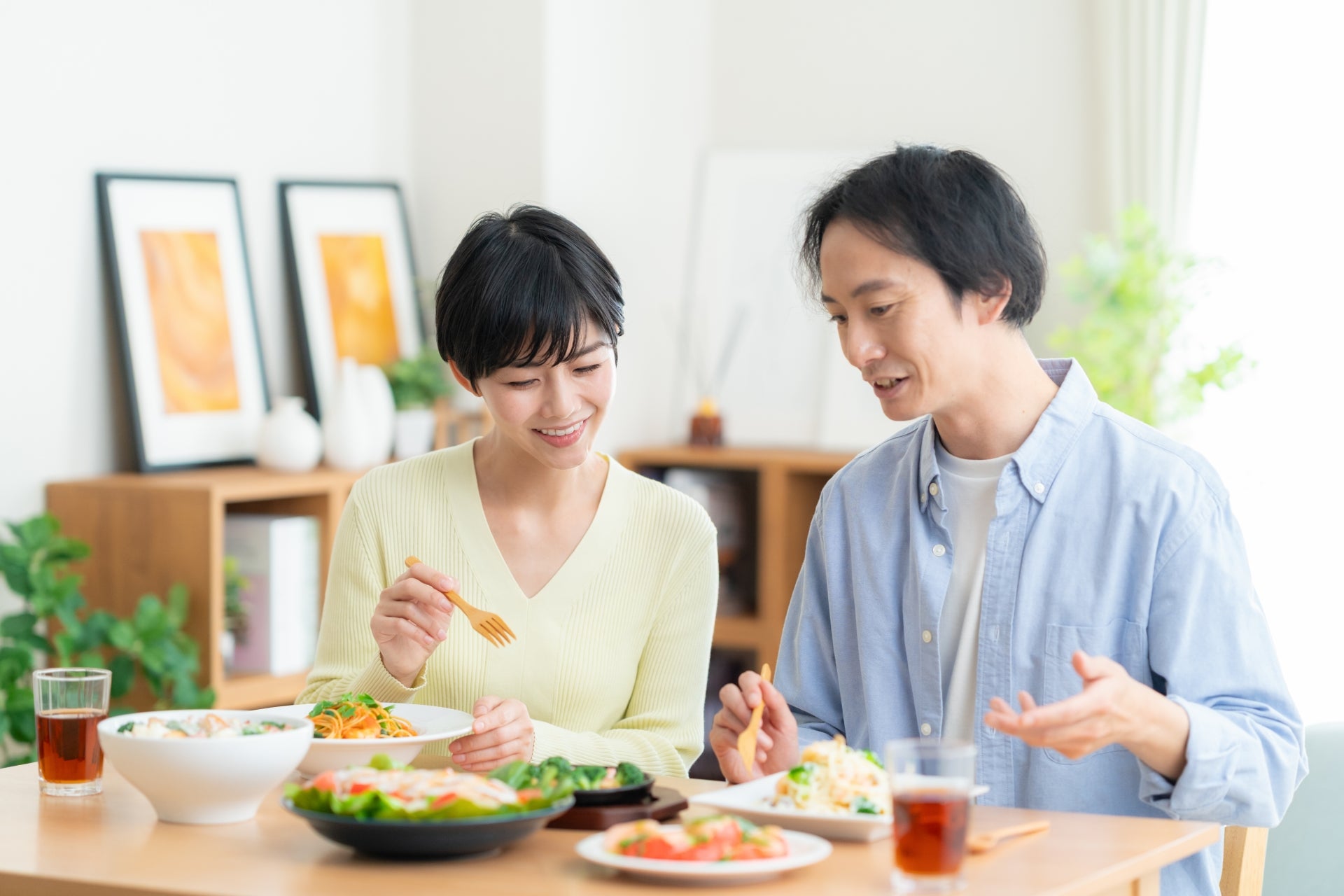 食事をとる夫婦