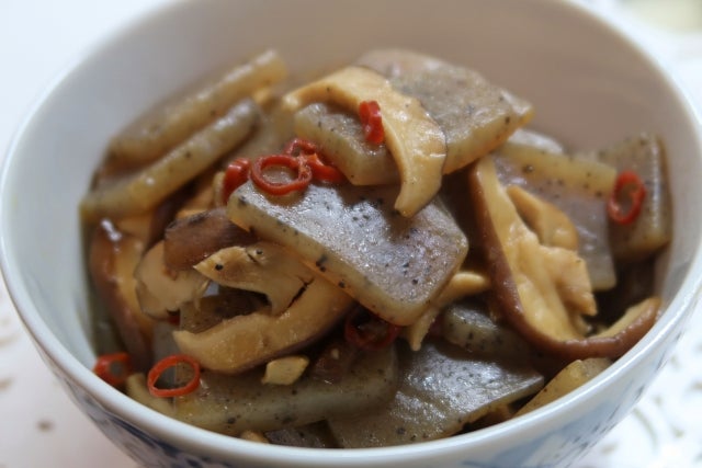 こんにゃくとしいたけの炒め物