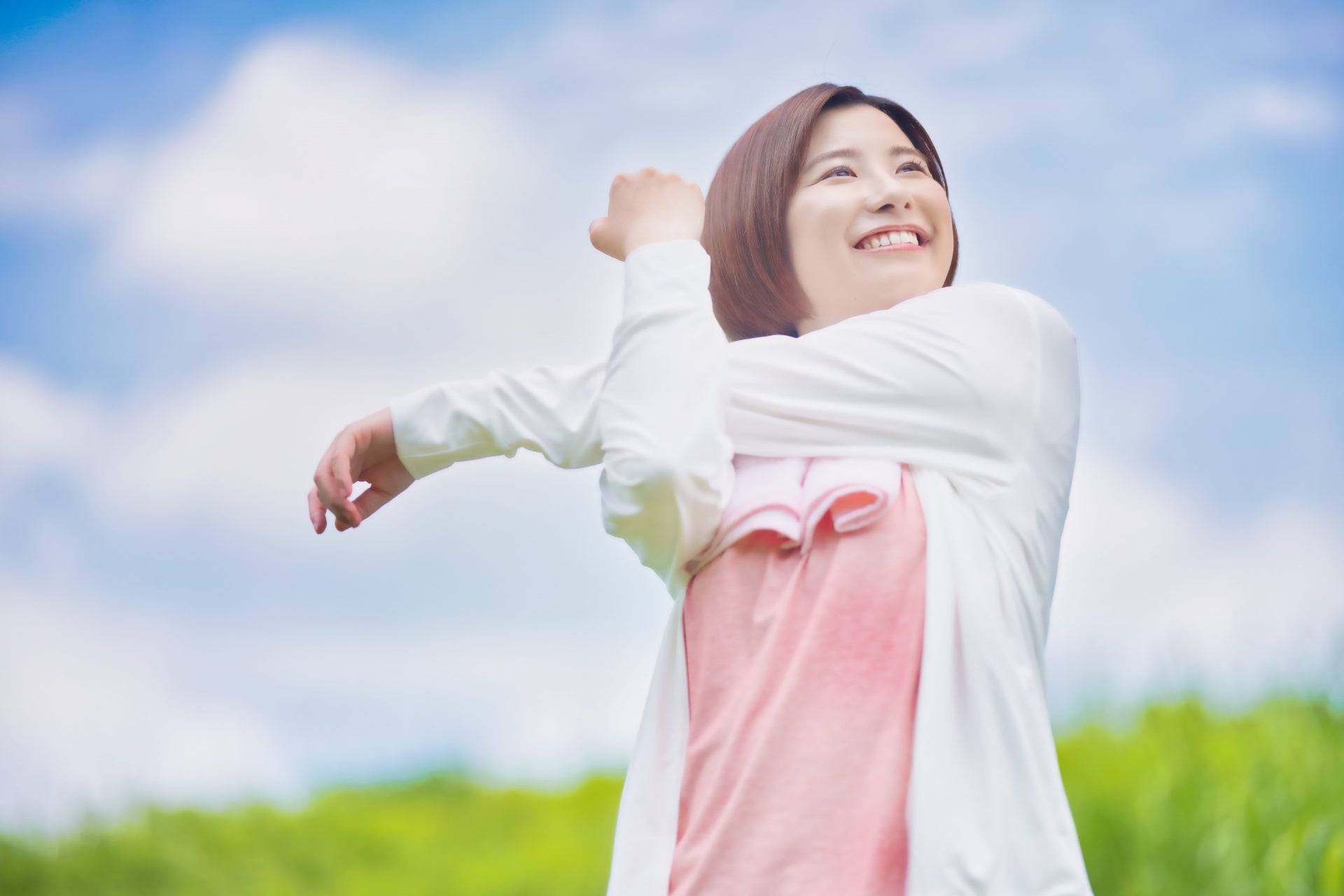 女性がストレッチをしている