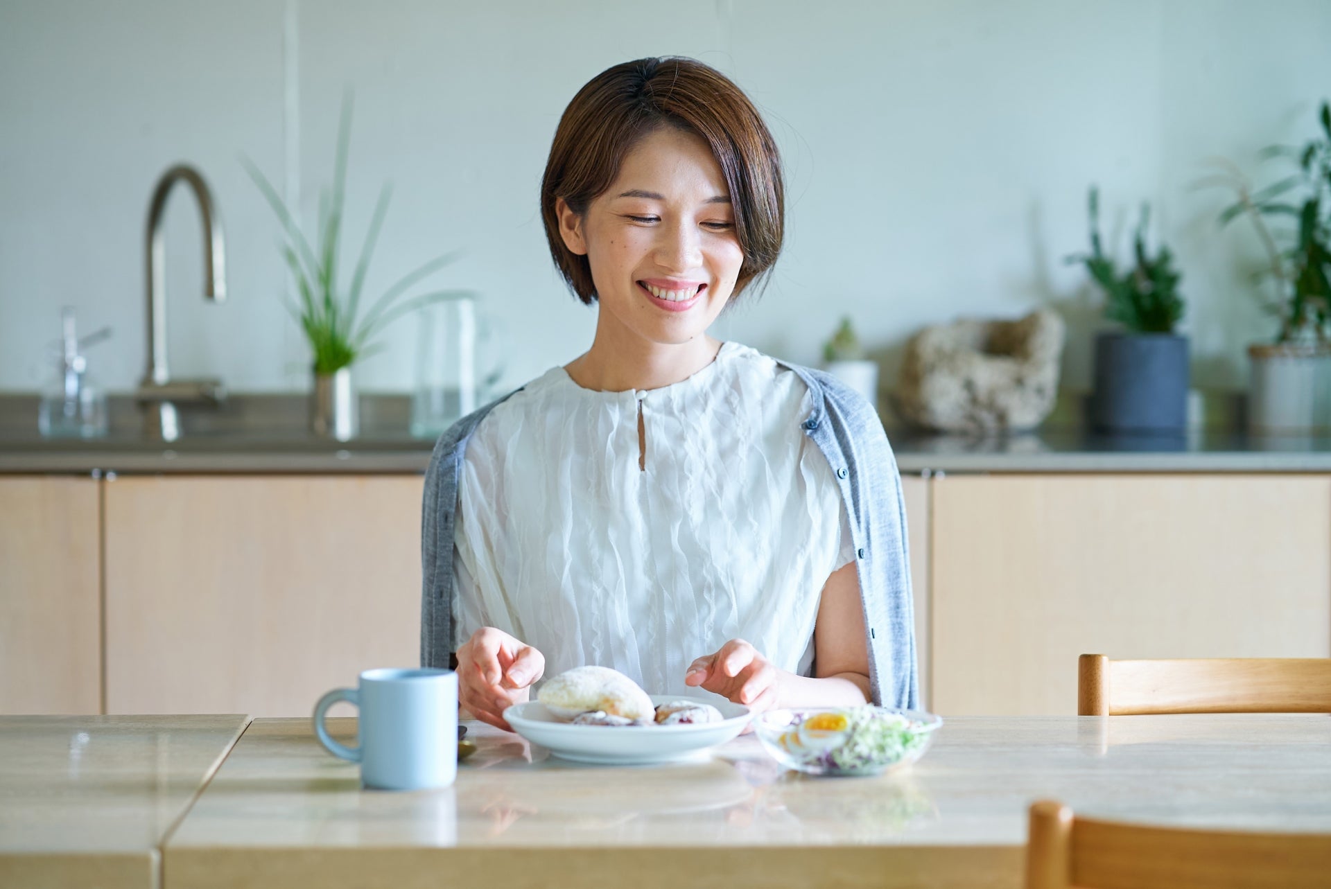 食事をとる女性