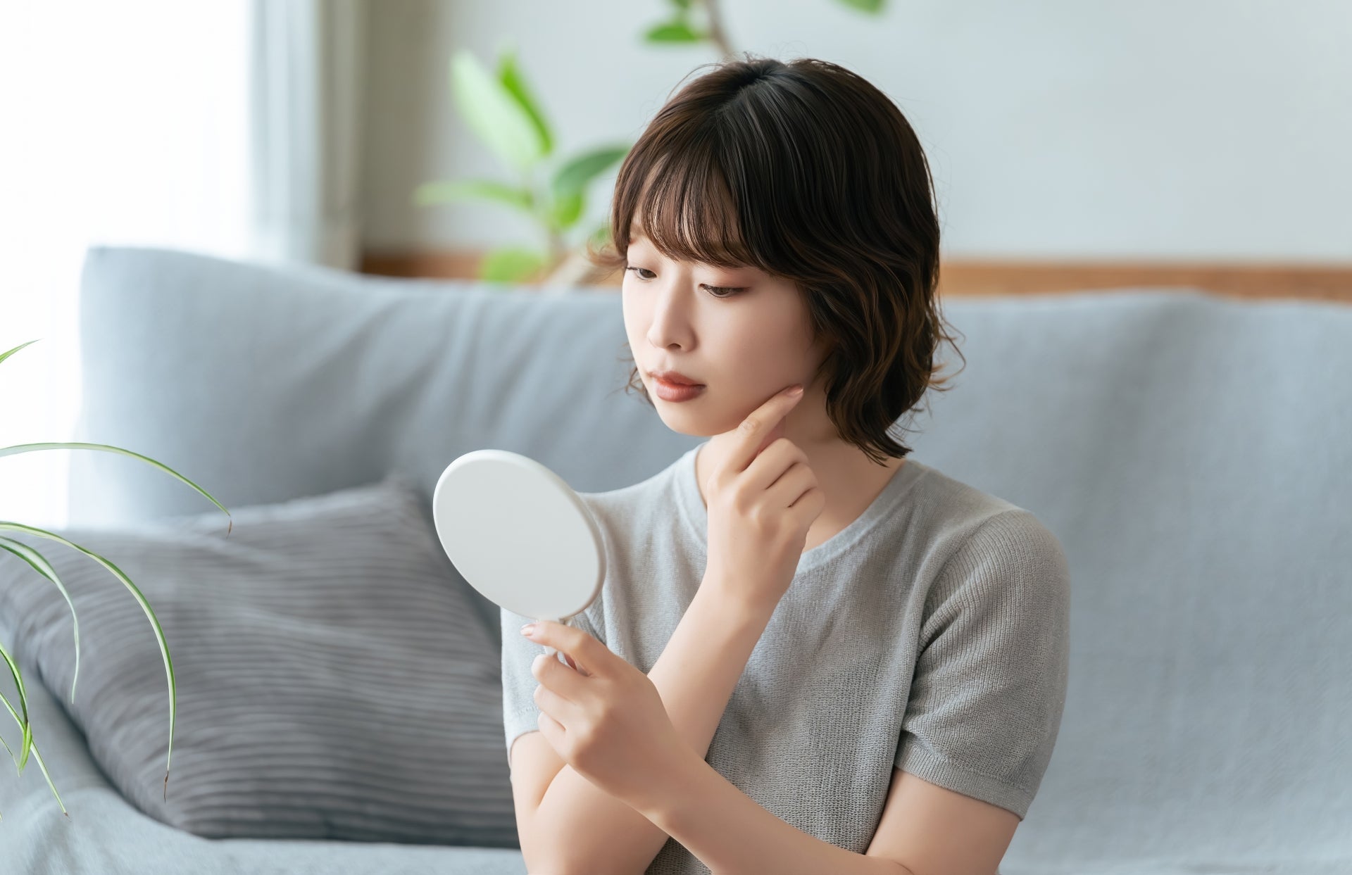 肌を気にしている女性