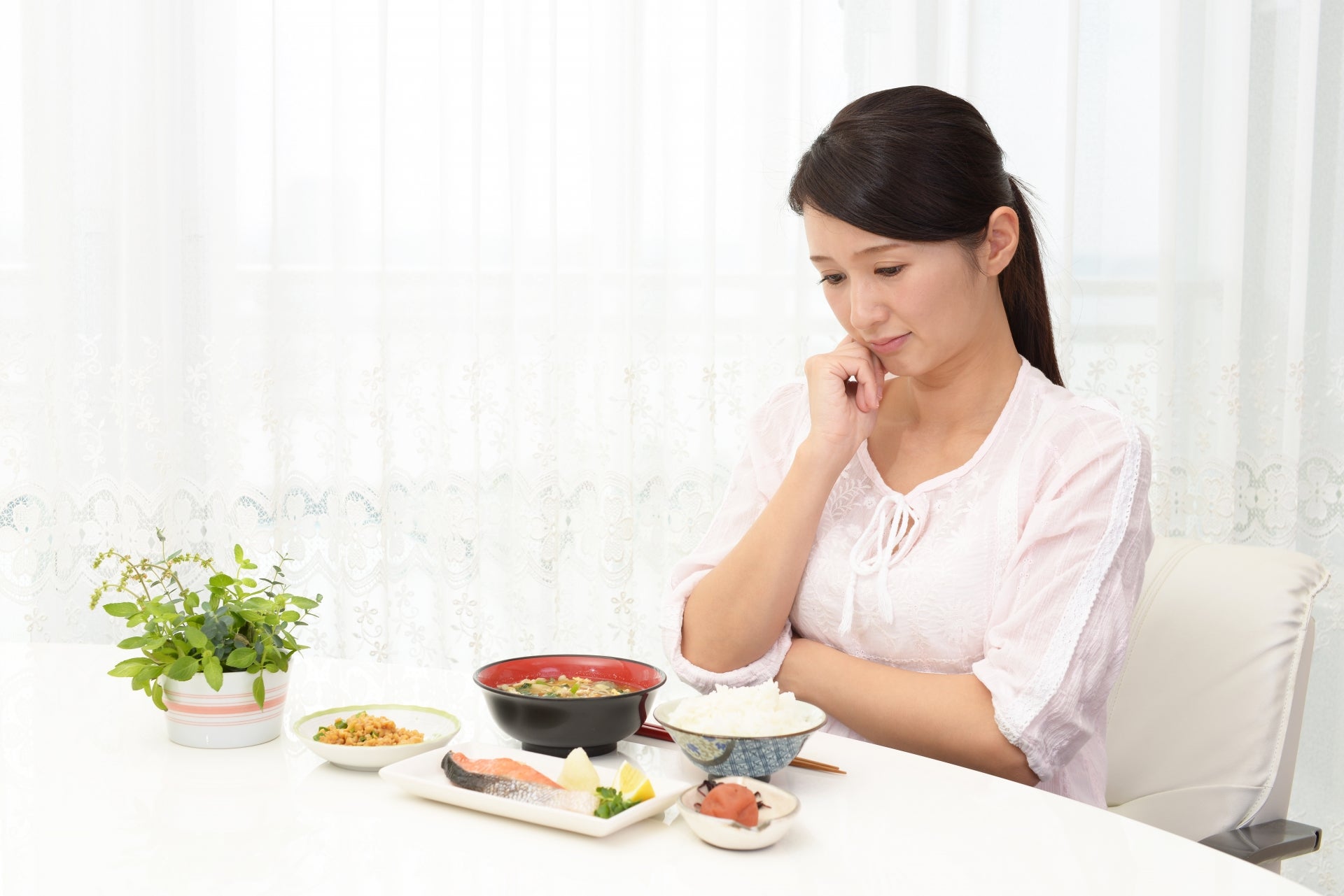 食事で悩んでいる女性