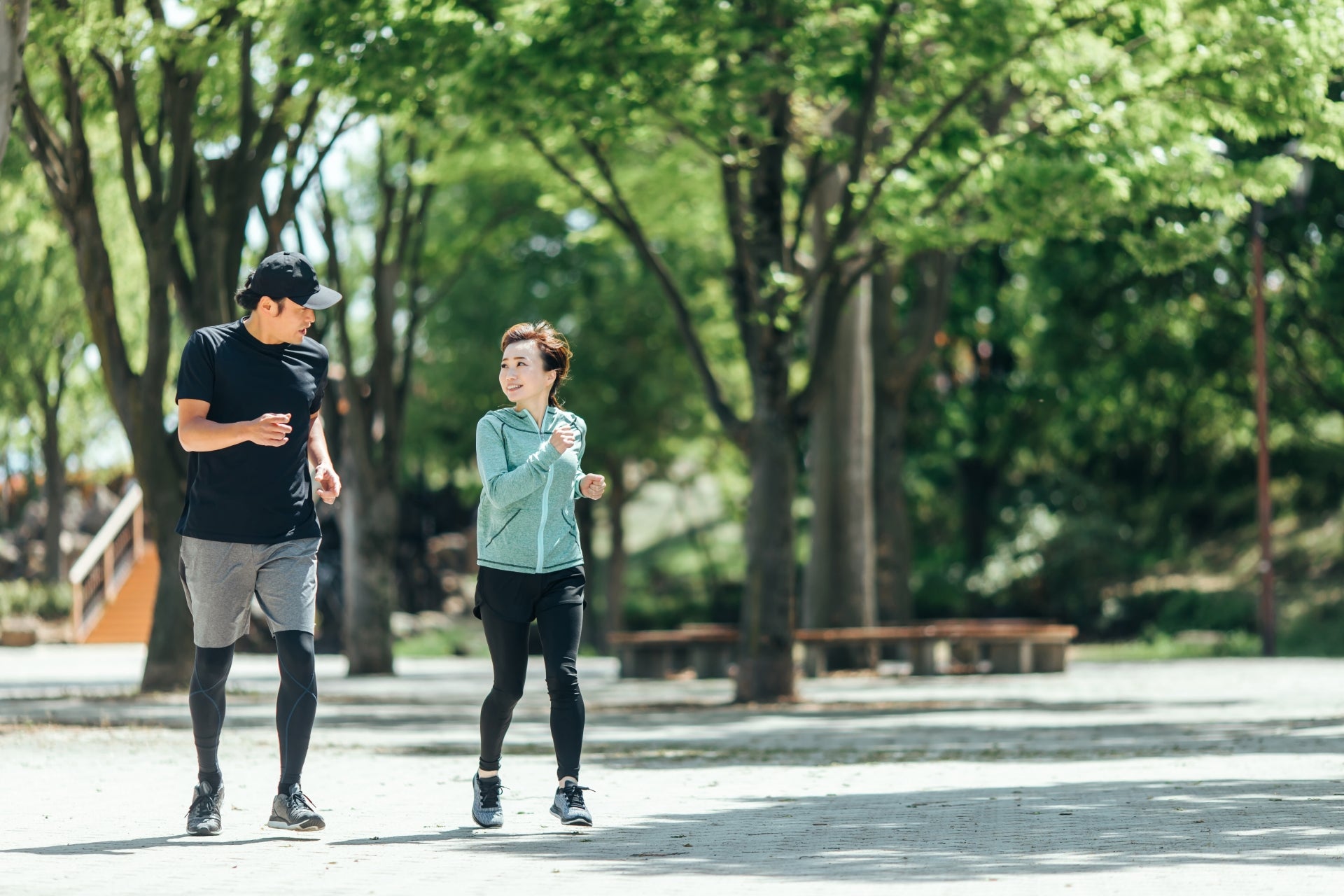 公園でランニングをする男女