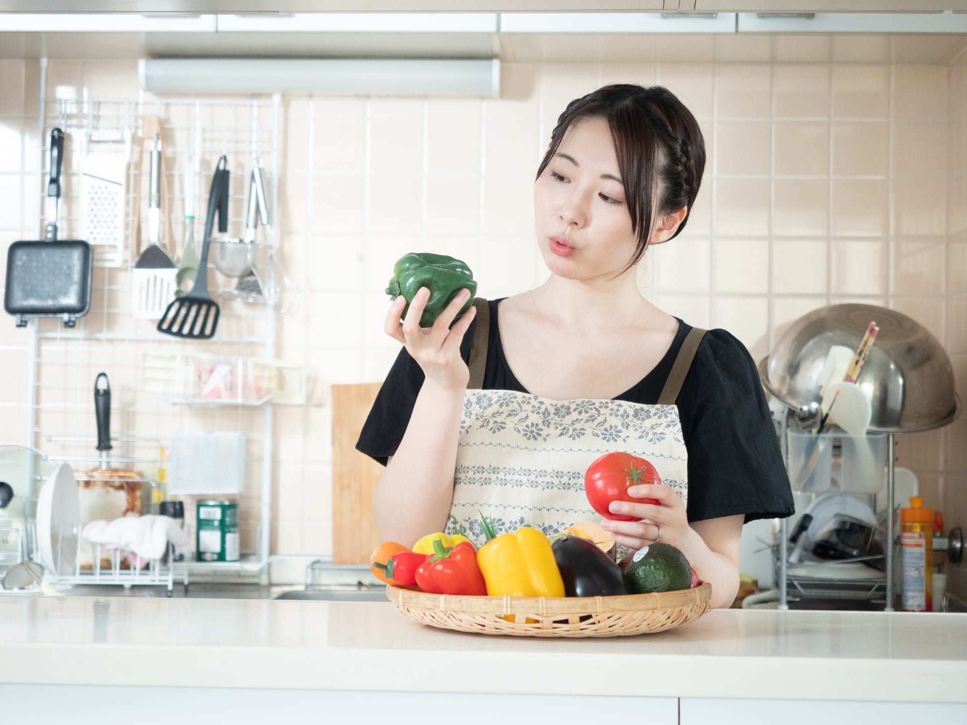 野菜をチェックする女性