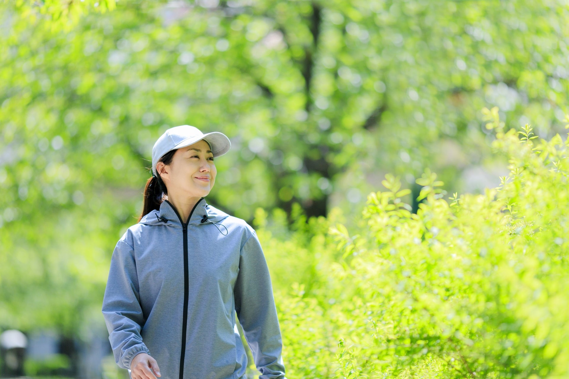 自然の中ウォーキングをしている女性