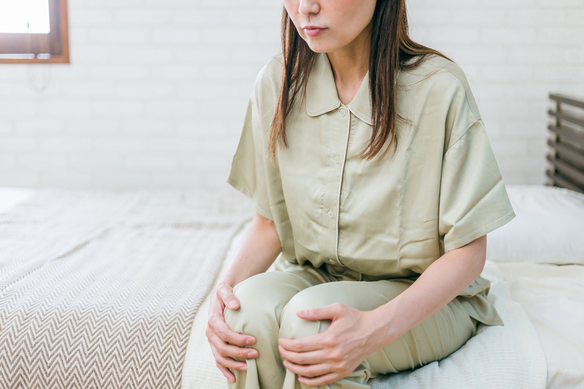 膝を押さえる女性