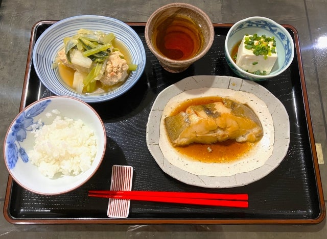 精子の質を向上するためには、食事を見直すことが大切です。反対に、トランス脂肪酸やカフェインは精子の質を低下させてしまうため妊活中は控えましょう。