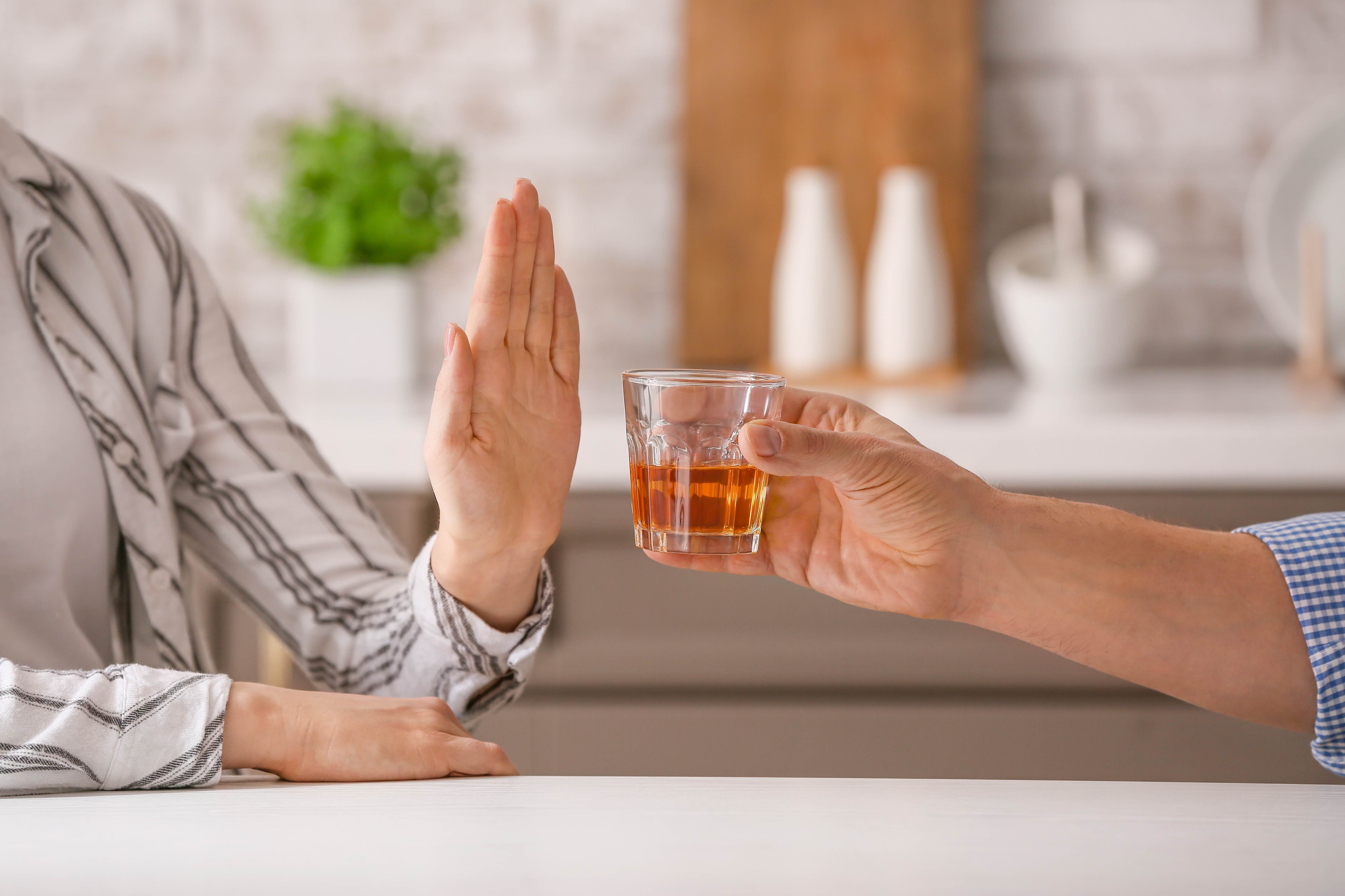 アルコールを拒絶している女性